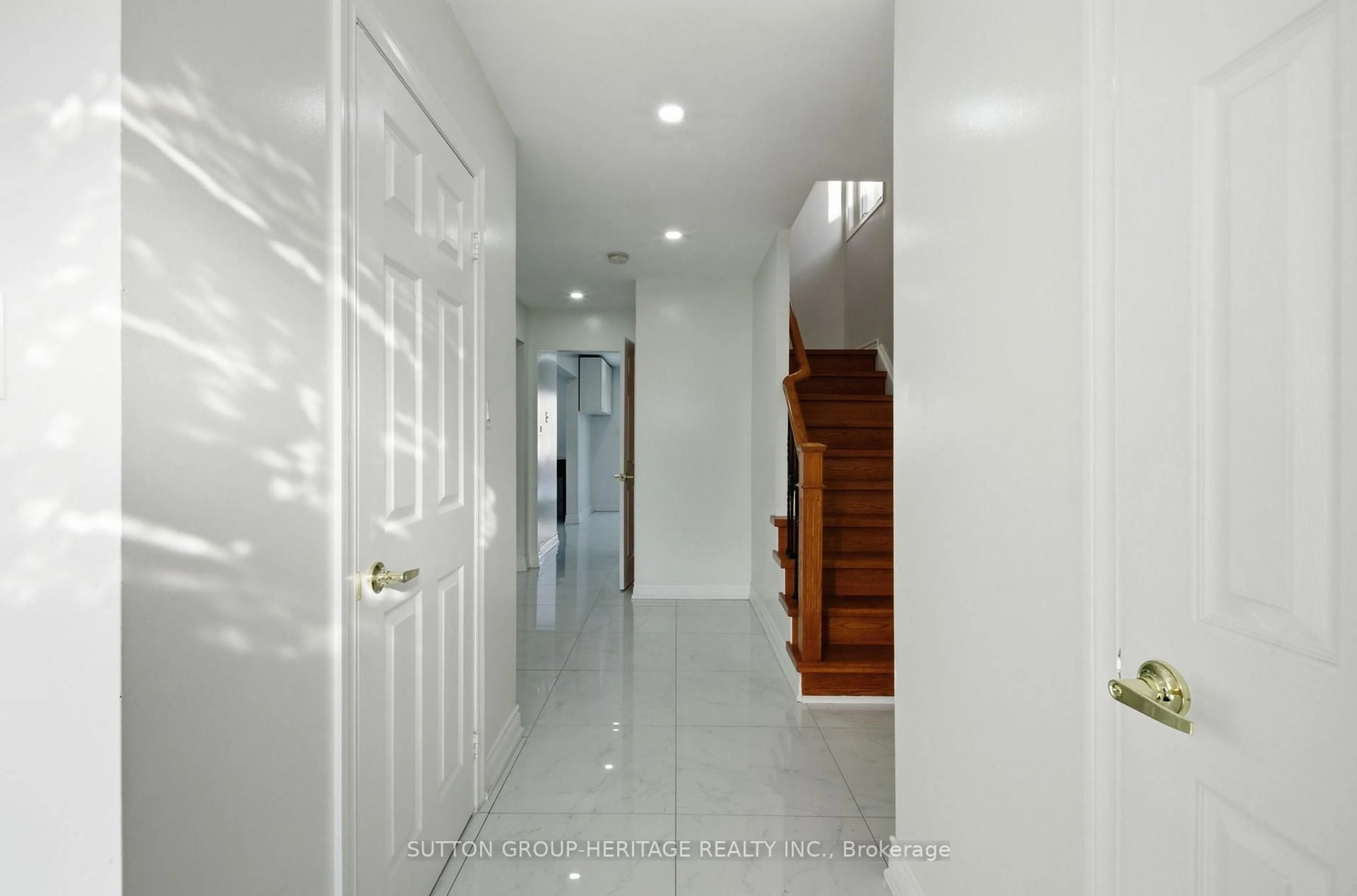 Indoor foyer for 49 Mcknight Cres, New Tecumseth Ontario L0G 1W0