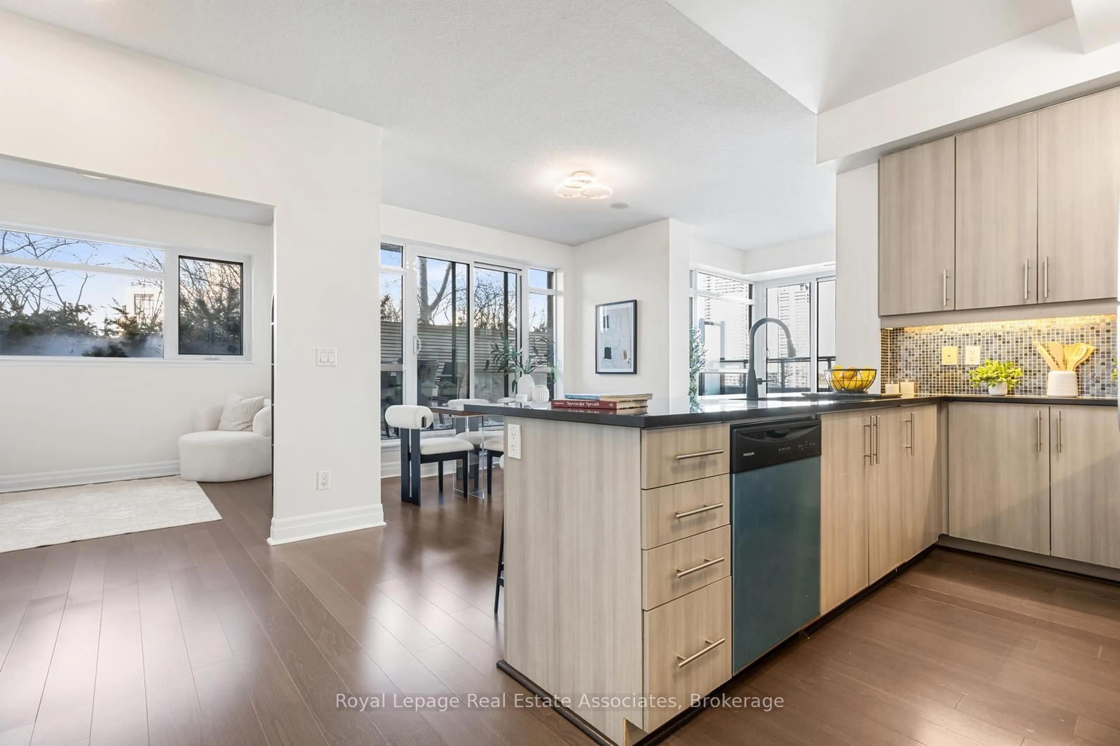 Open concept kitchen, ceramic/tile floor for 8130 Birchmount Rd #701, Markham Ontario L6G 0E4