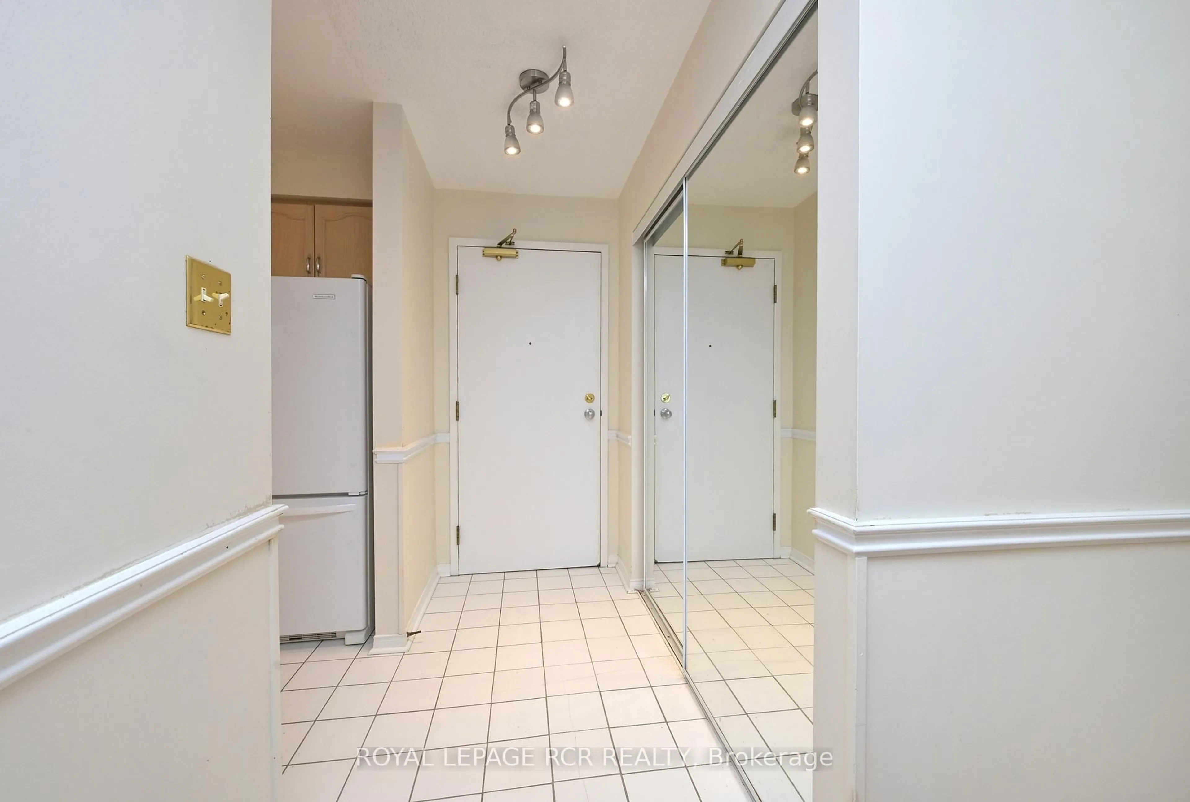 Indoor foyer for 247 King St #115, New Tecumseth Ontario L9R 1N4