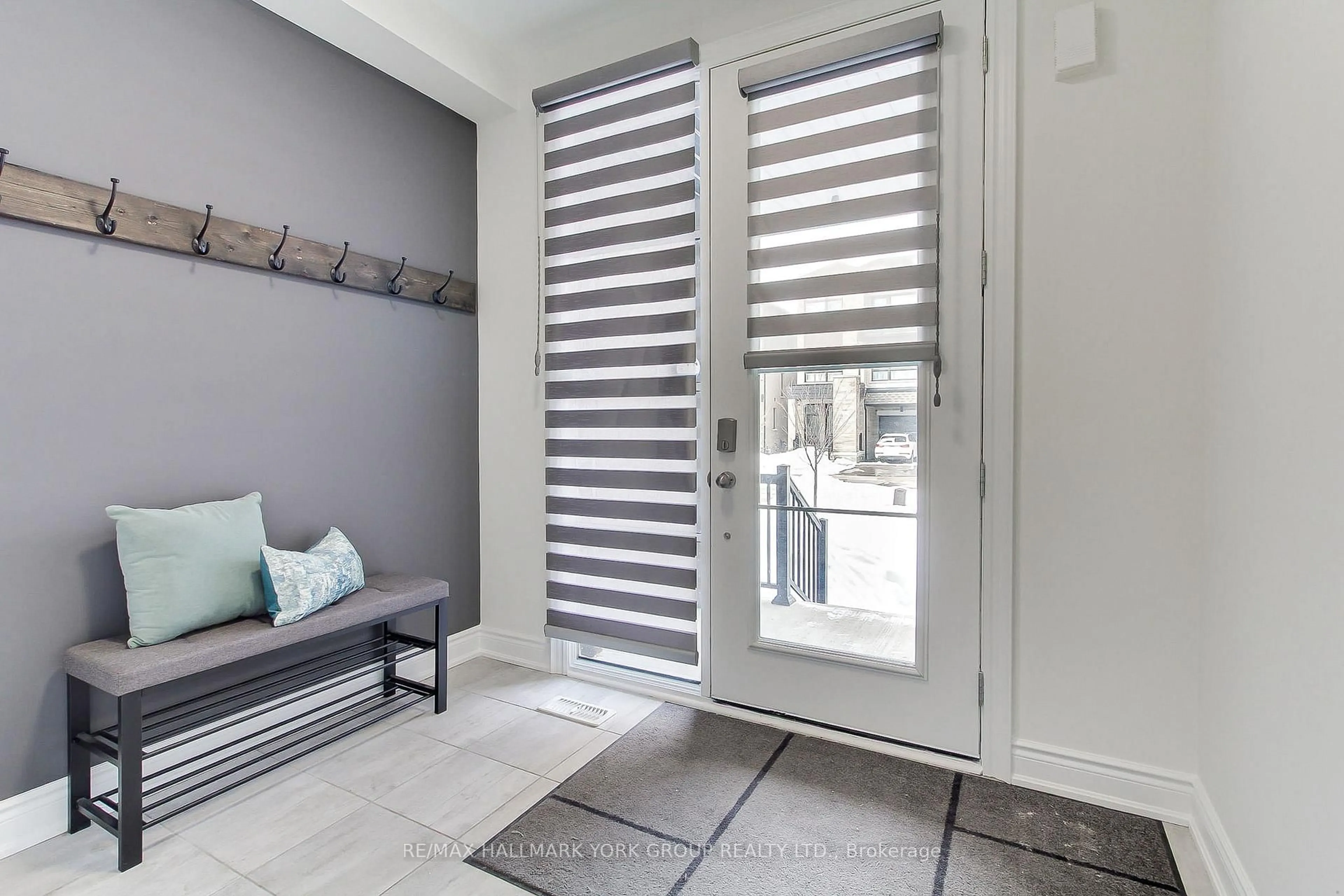 Indoor entryway for 534 New England Crt, Newmarket Ontario L3X 0M6