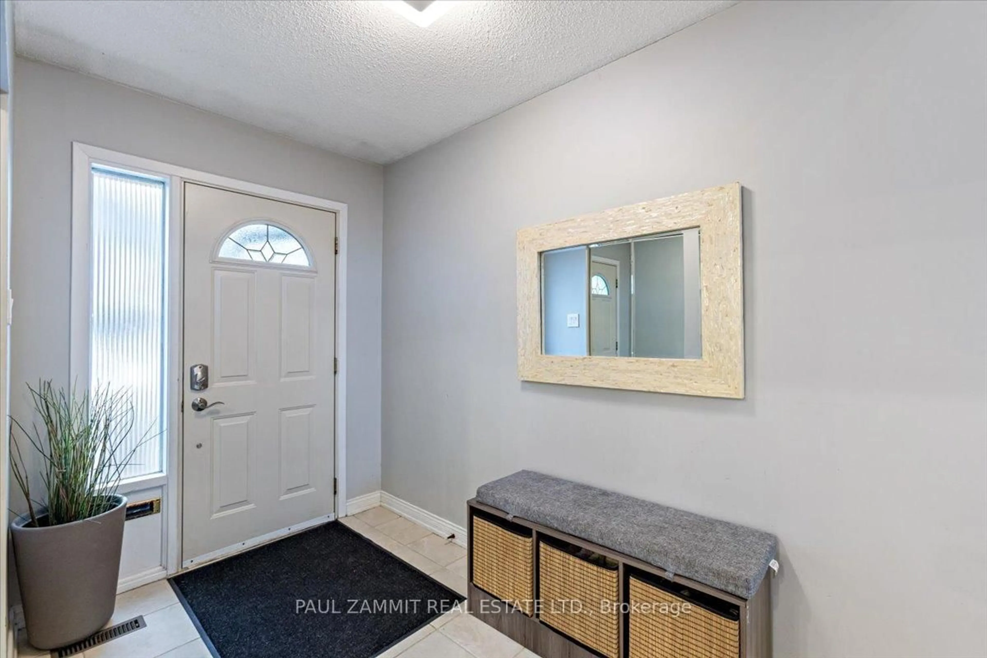 Indoor entryway for 204 Snowshoe Cres, Markham Ontario L3T 4M9