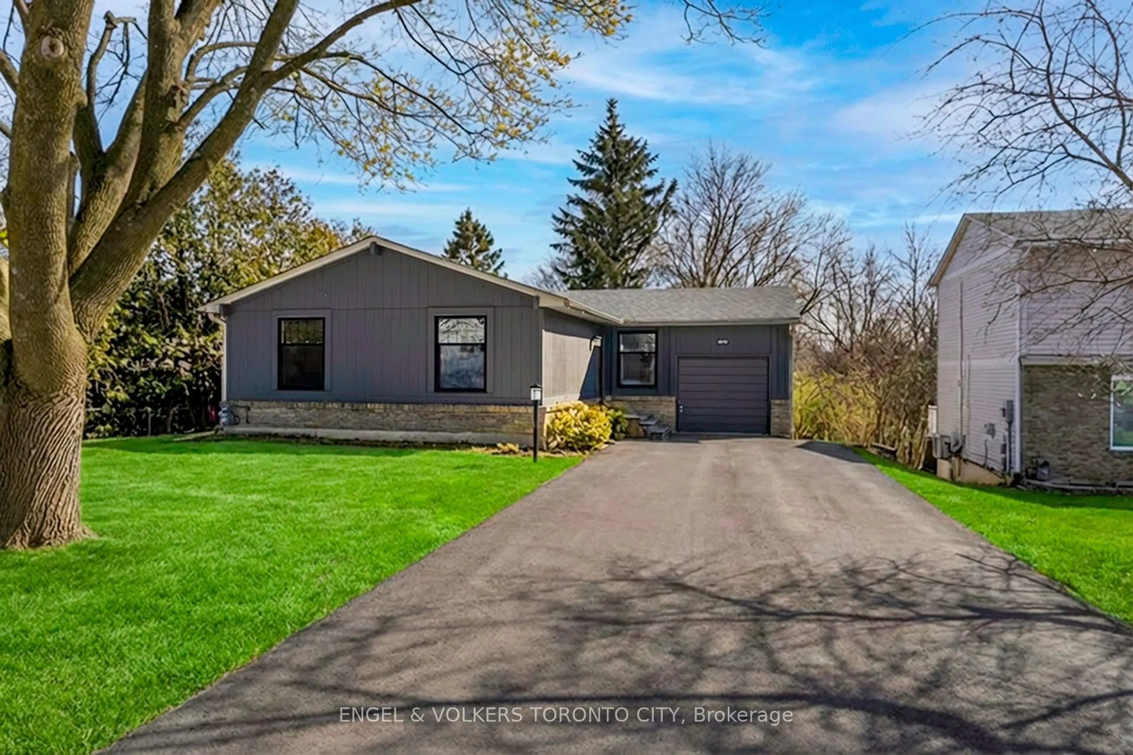 Home with vinyl exterior material, street for 870 Boronia Cres, Newmarket Ontario L3Y 5J9