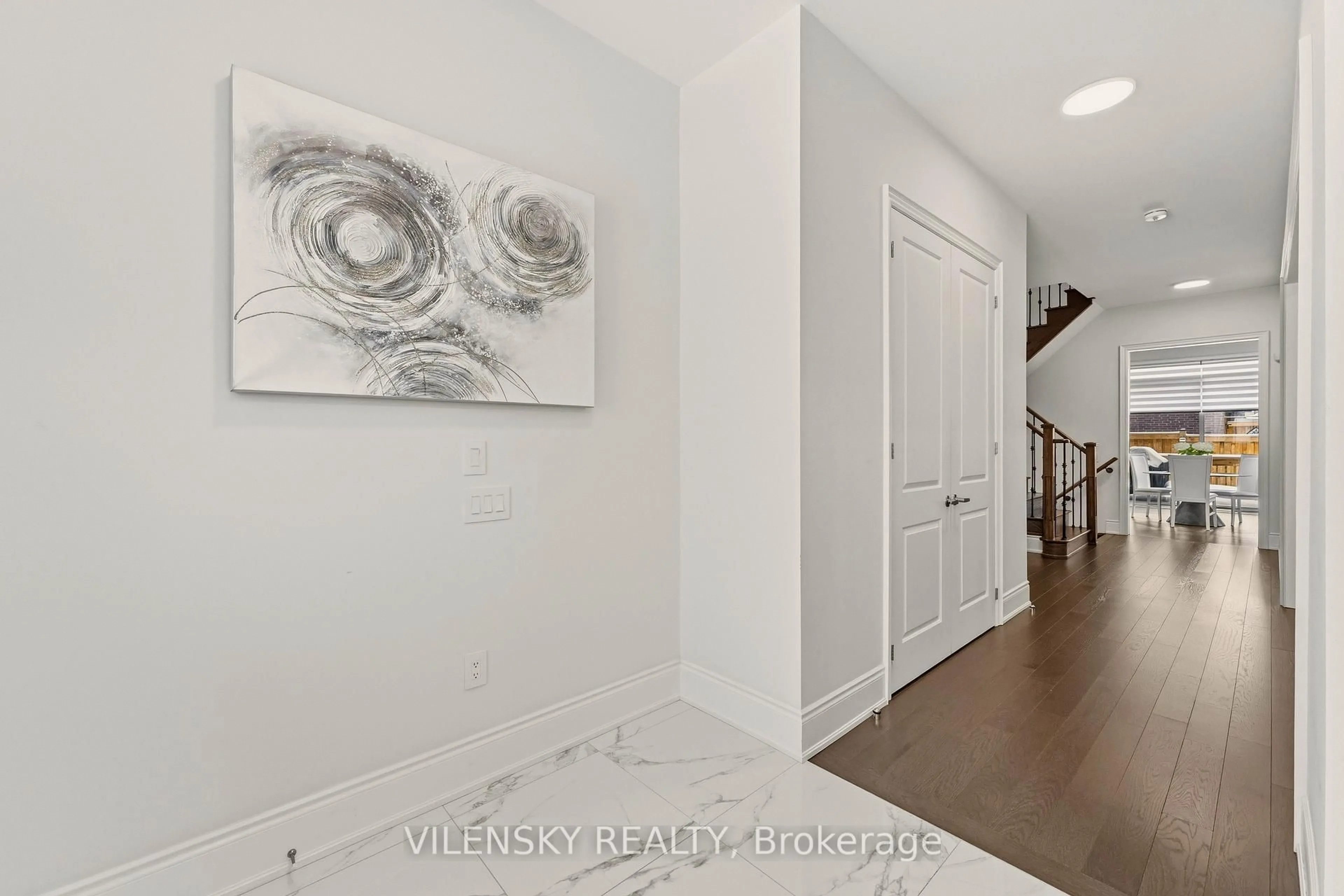 Indoor entryway for 23 Watershed Gate, East Gwillimbury Ontario L9N 0Y6