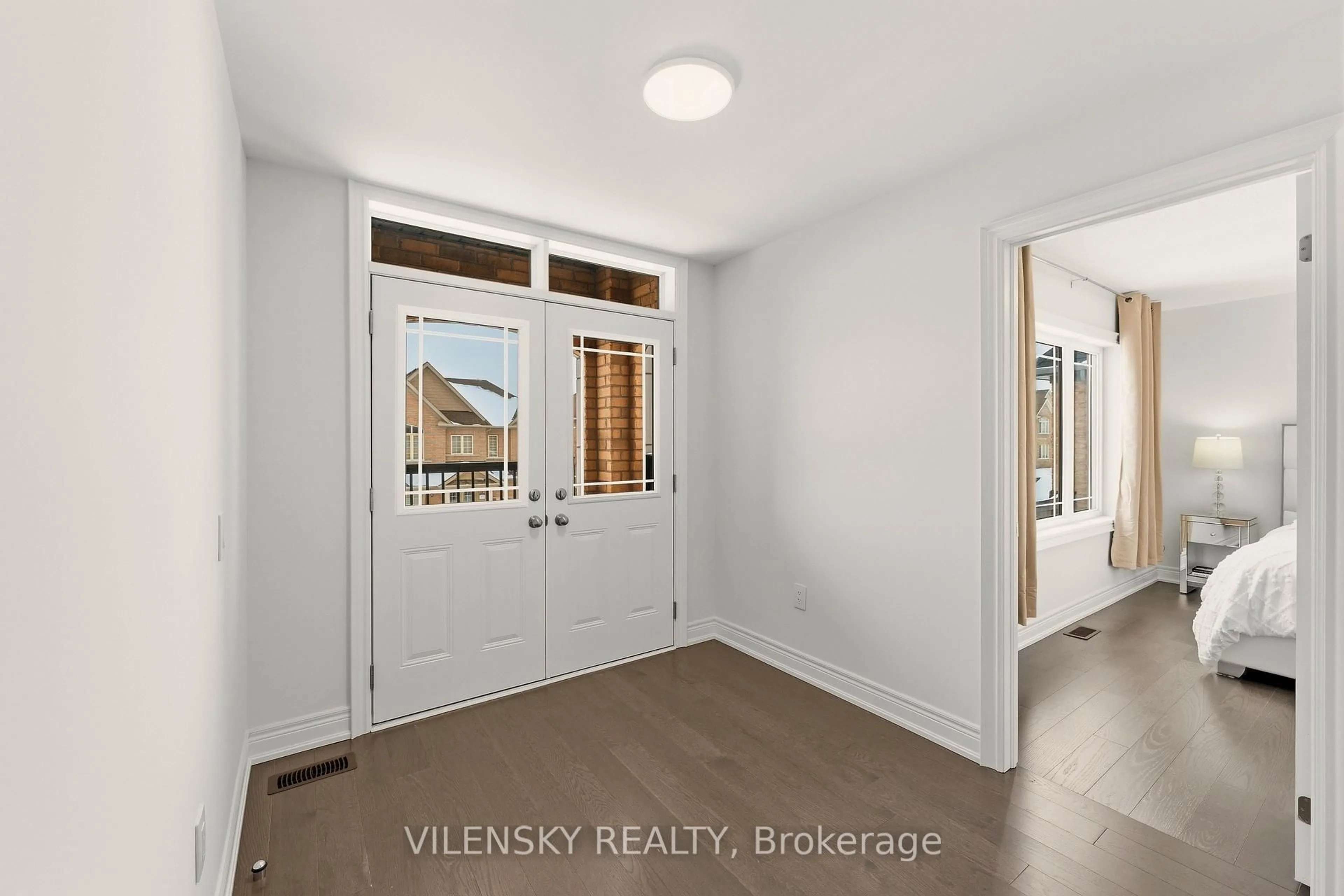 Indoor entryway for 23 Watershed Gate, East Gwillimbury Ontario L9N 0Y6