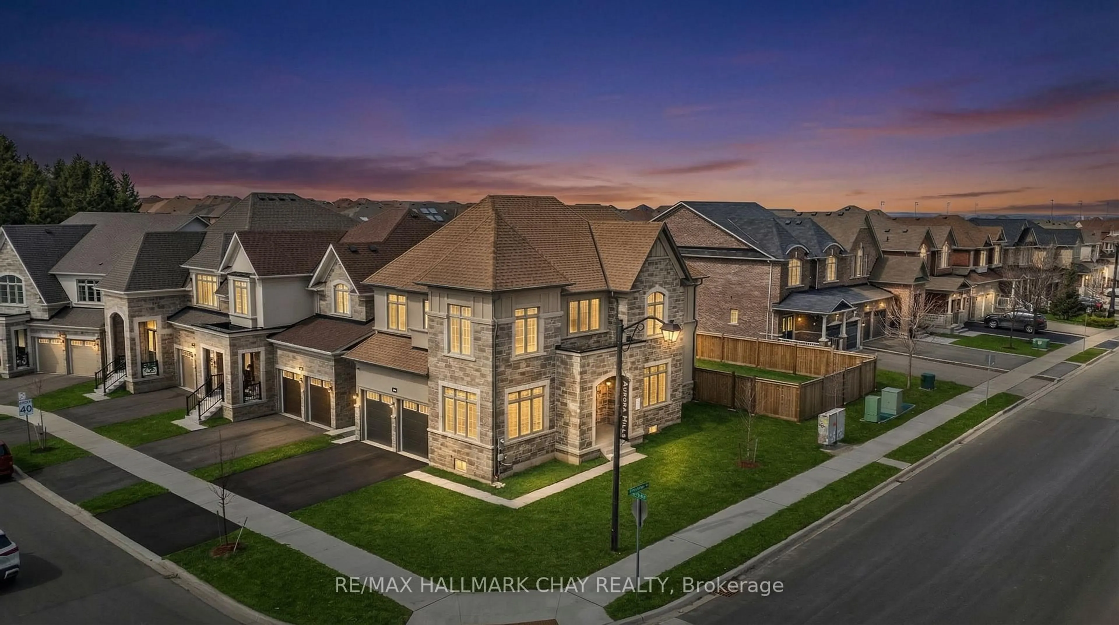 A pic from outside/outdoor area/front of a property/back of a property/a pic from drone, street for 260 Sikura Circ, Aurora Ontario L4G 3Y8