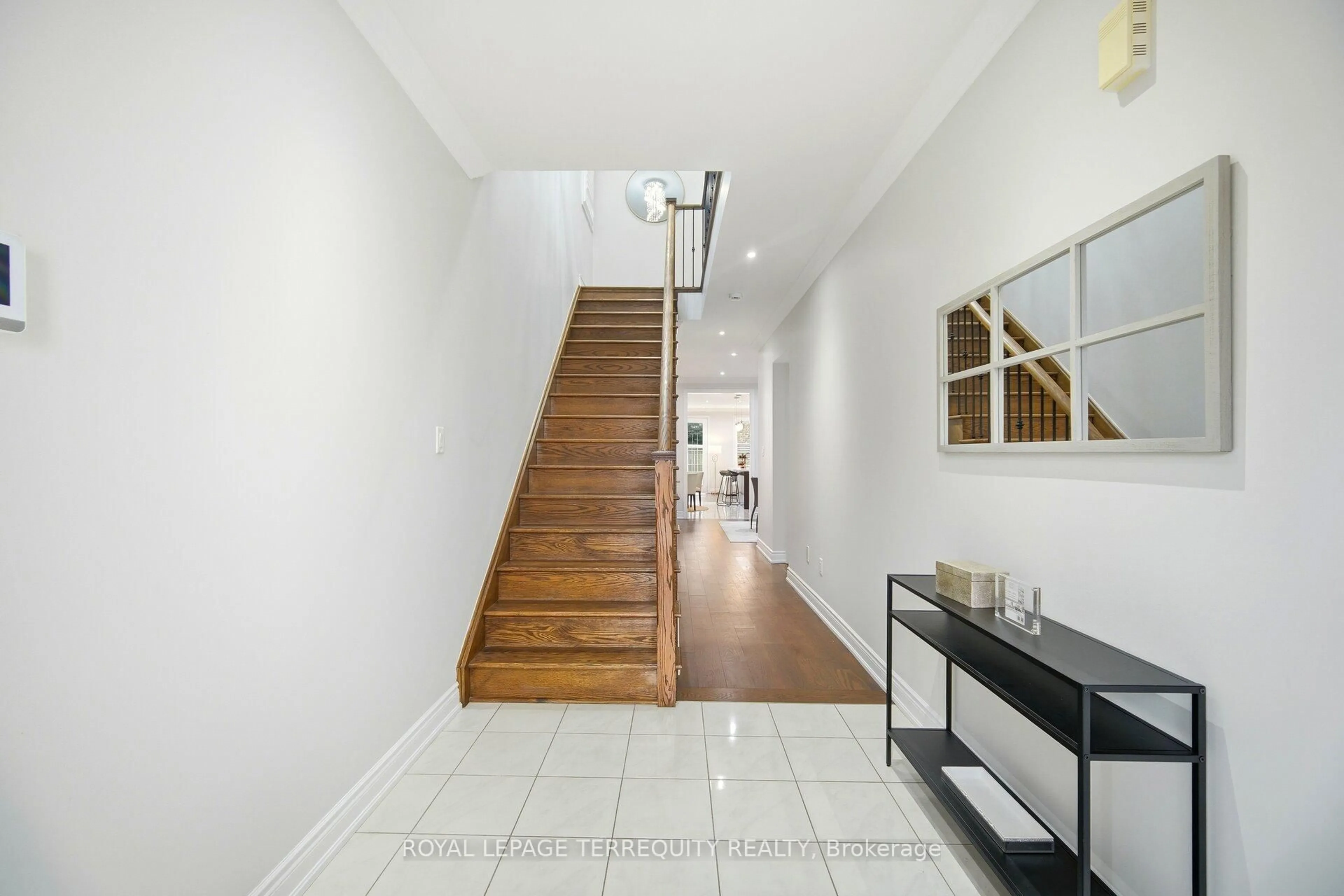 Indoor foyer for 86 Hatton Garden Rd, Vaughan Ontario L4H 3P8