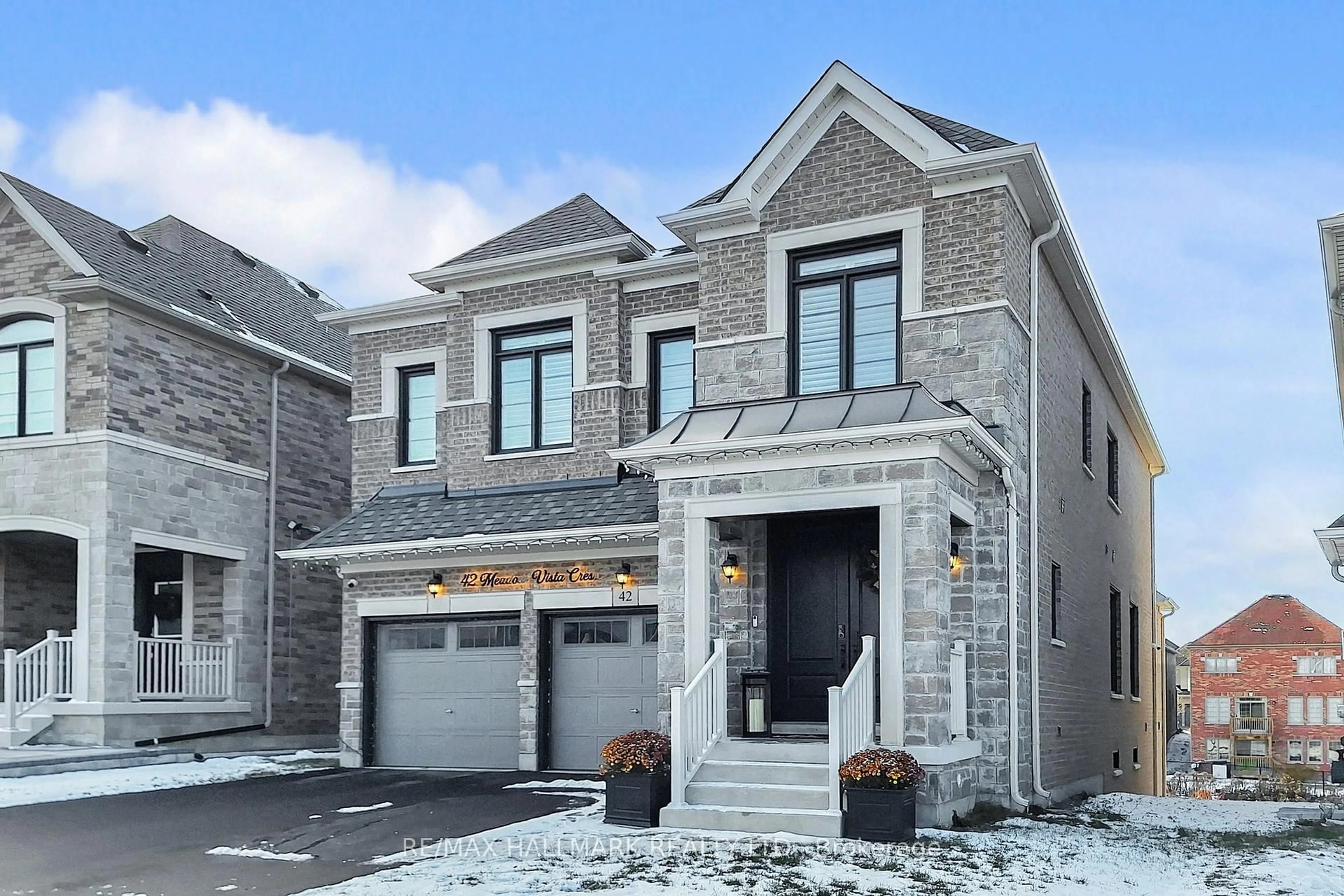 Home with brick exterior material, street for 42 Meadow Vista Cres, East Gwillimbury Ontario L9N 0T4