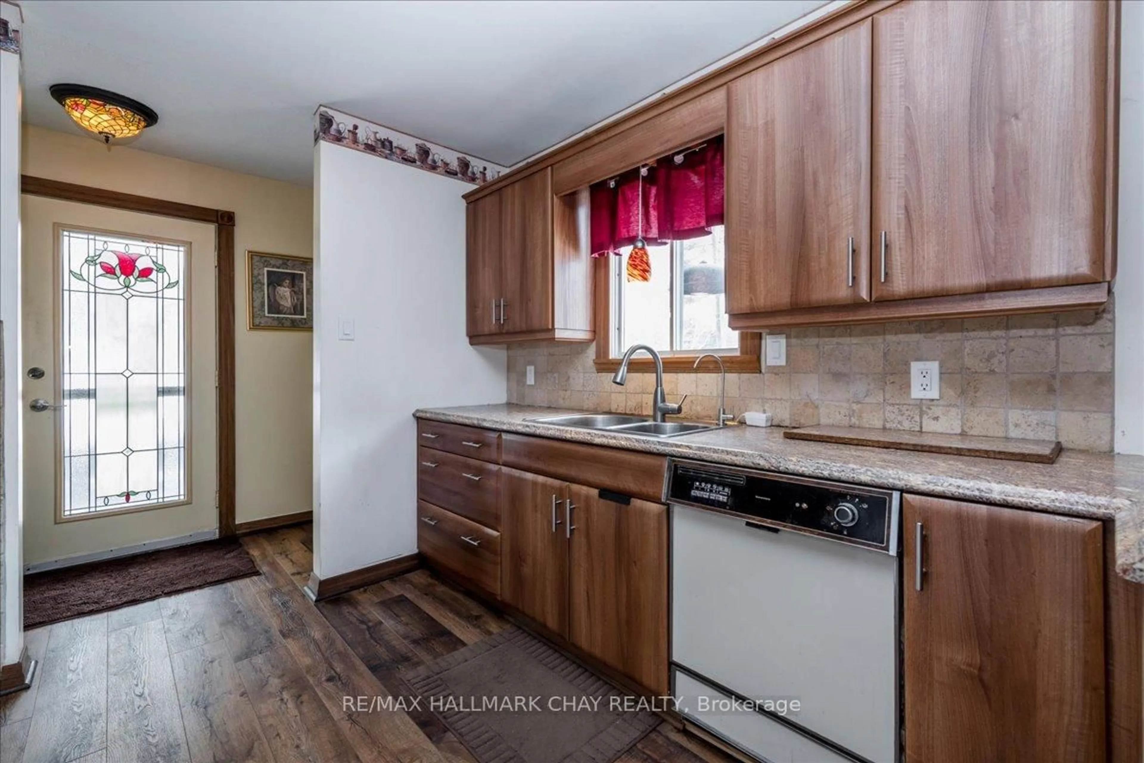 Standard kitchen, wood/laminate floor for 3214 Cove Ave, Innisfil Ontario L9S 2K7