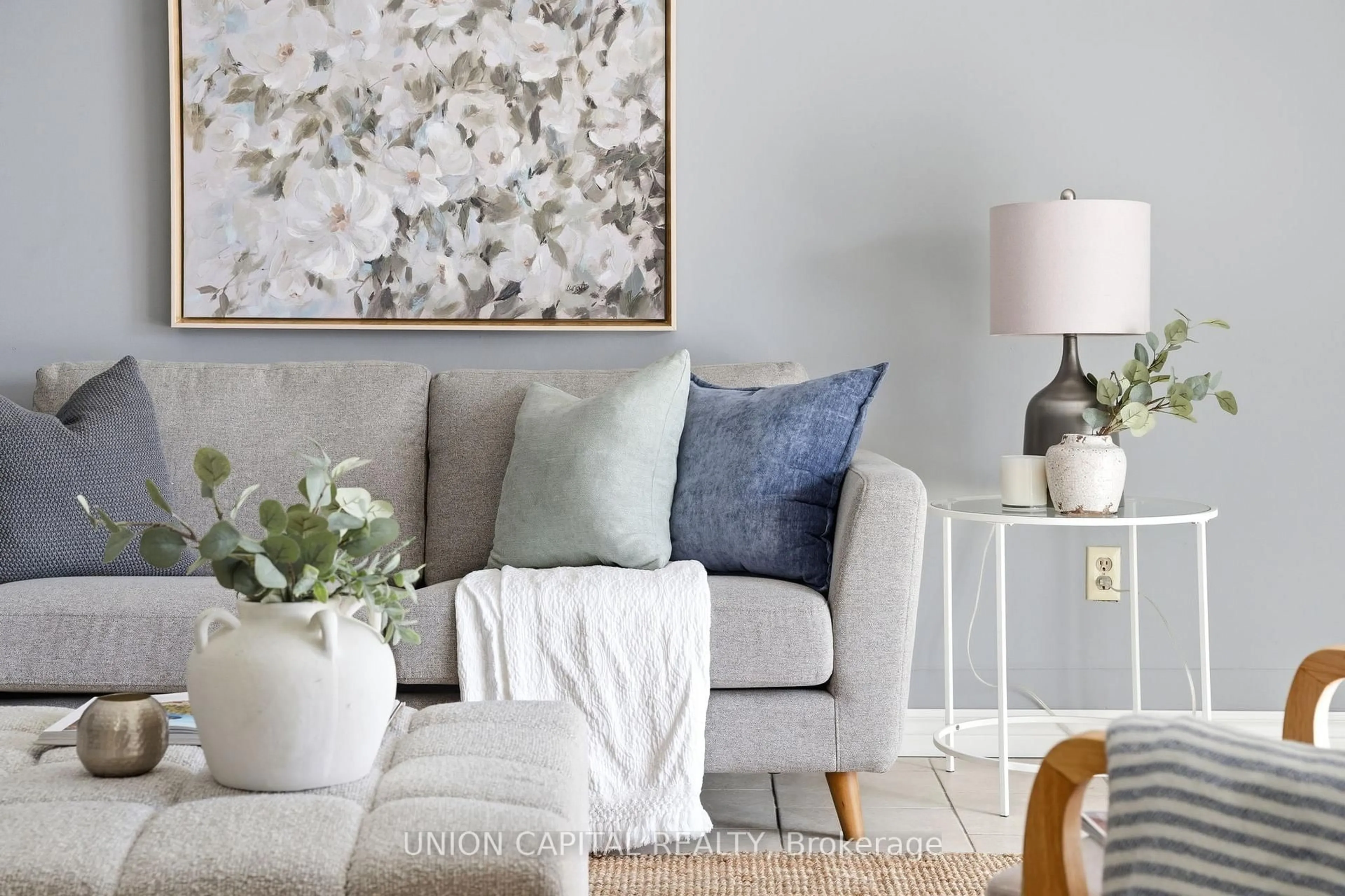 Living room with furniture, unknown for 317 Milestone Cres, Aurora Ontario L4G 3M2