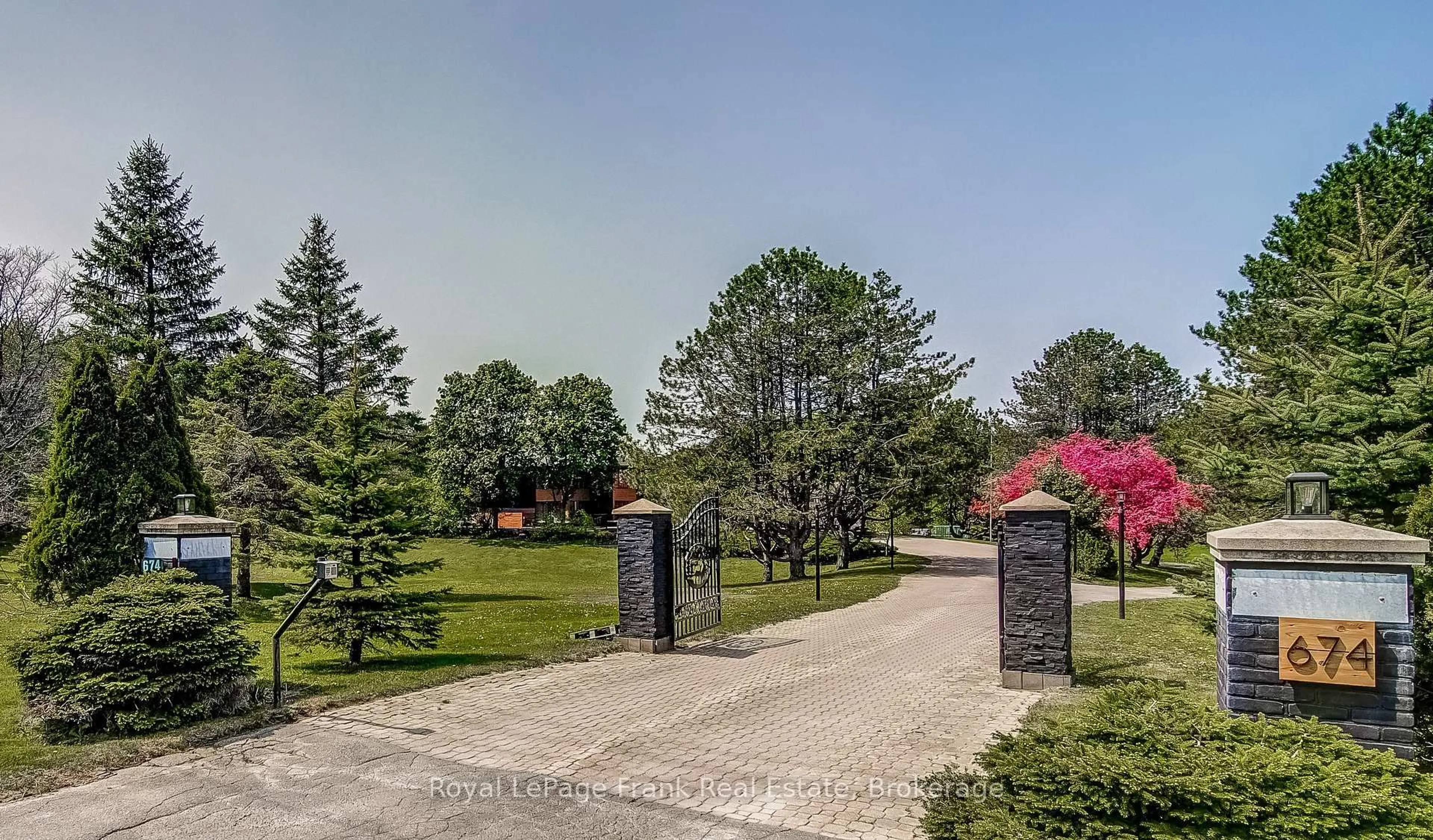 A pic from outside/outdoor area/front of a property/back of a property/a pic from drone, unknown for 674 Goodwood Rd, Uxbridge Ontario L9P 1R4