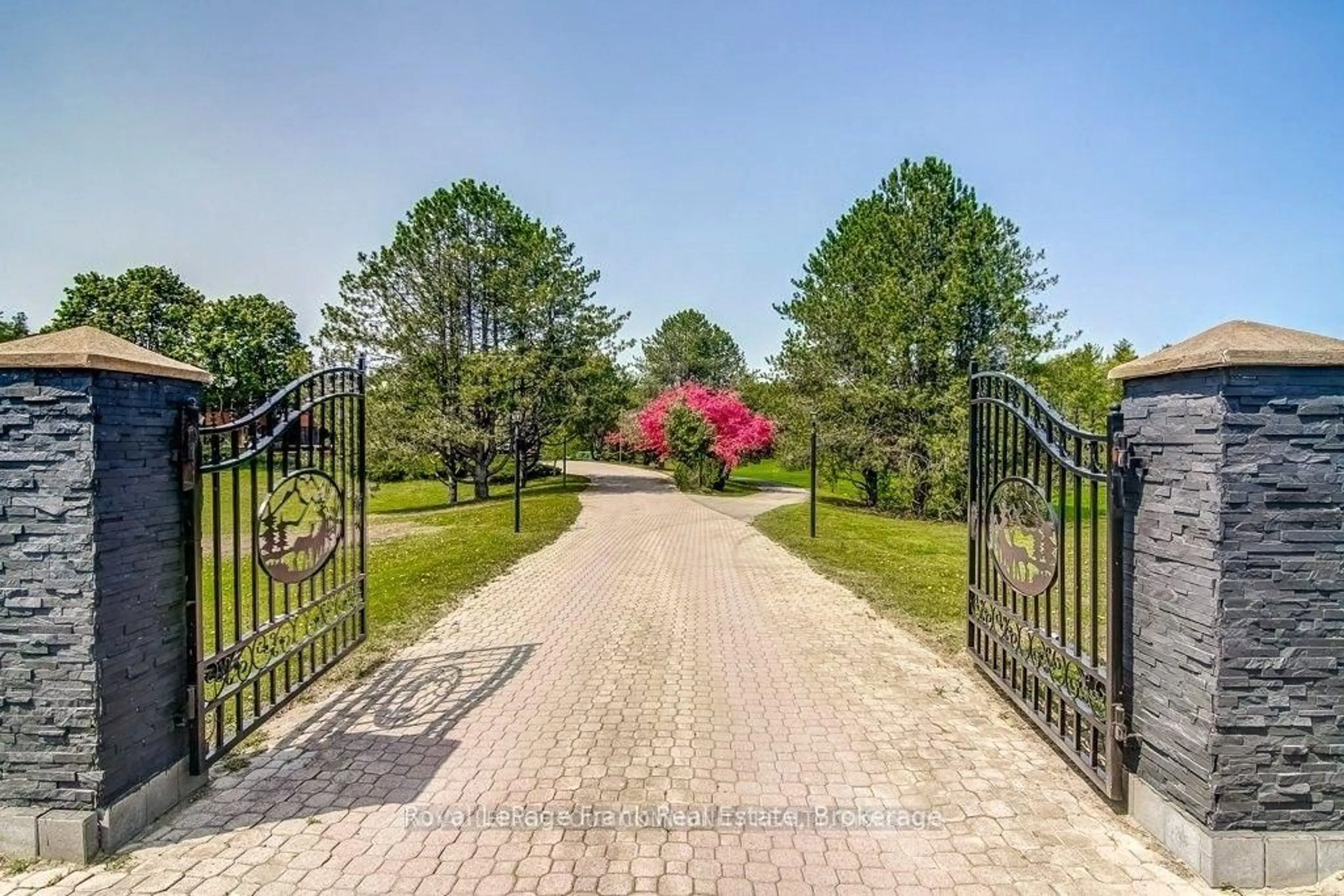 A pic from outside/outdoor area/front of a property/back of a property/a pic from drone, street for 674 Goodwood Rd, Uxbridge Ontario L9P 1R4