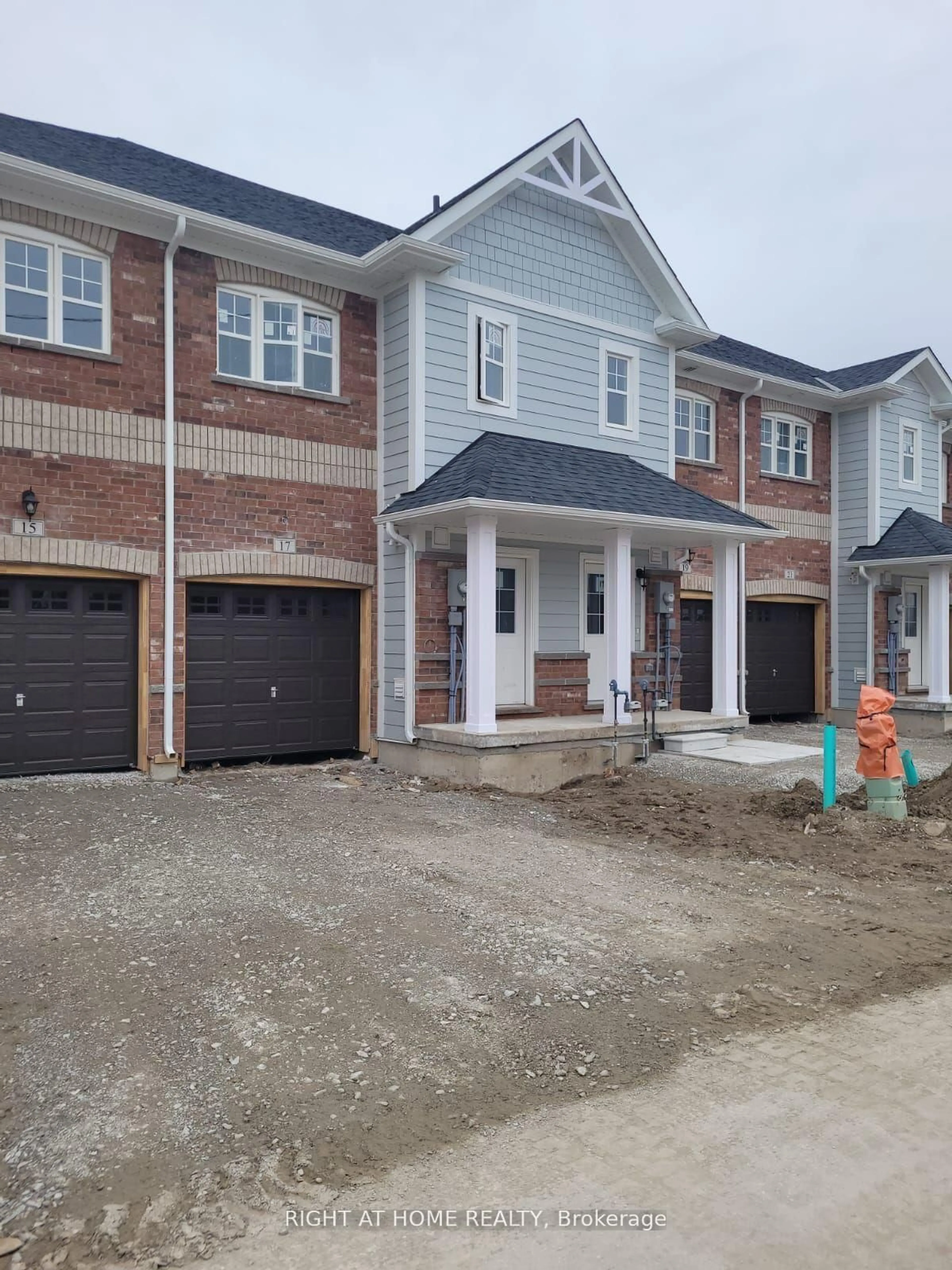 Home with brick exterior material, street for 17 Ravenscraig Pl, Innisfil Ontario L0L 1L0