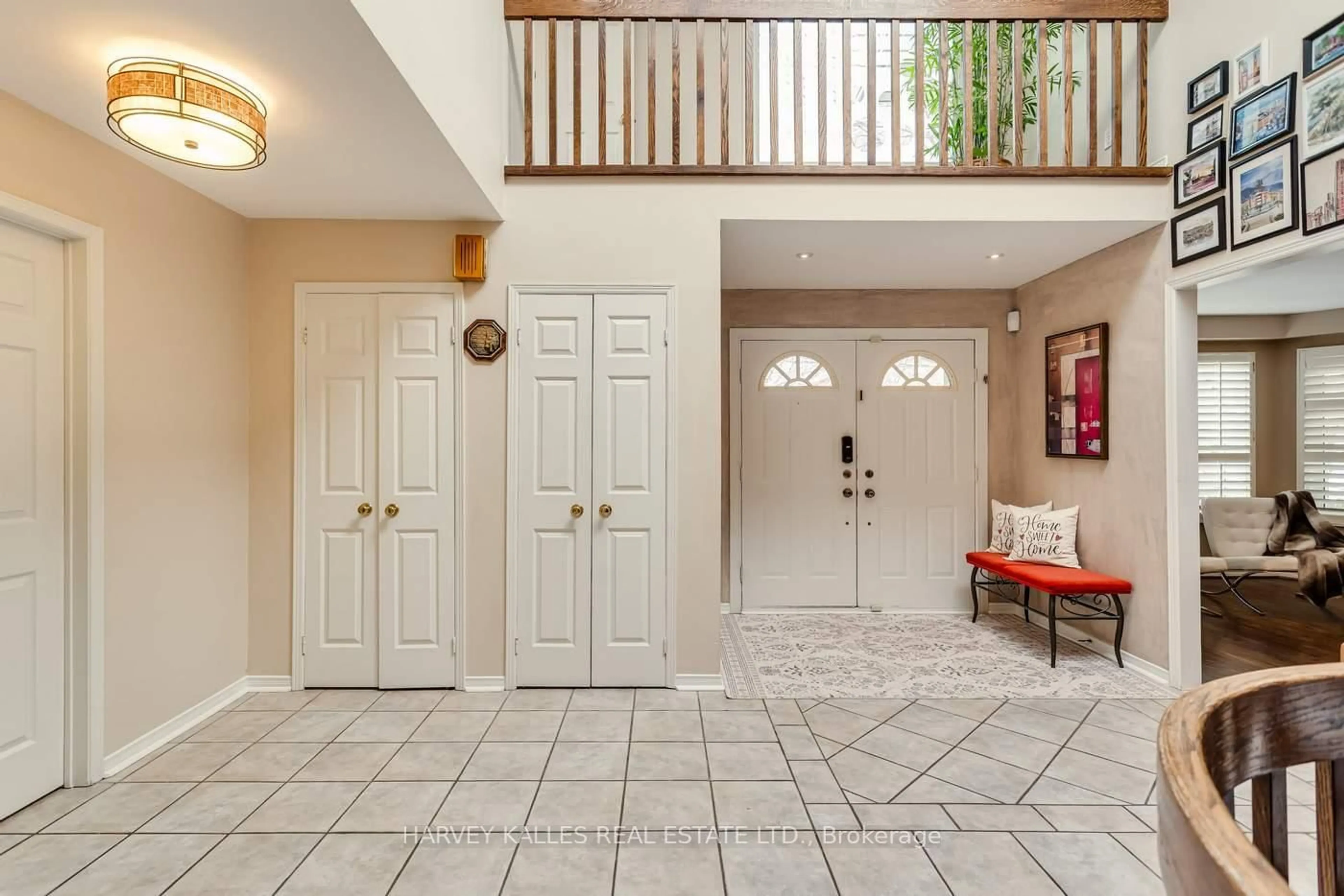 Indoor entryway for 145 Franklin Ave, Vaughan Ontario L4J 4X6