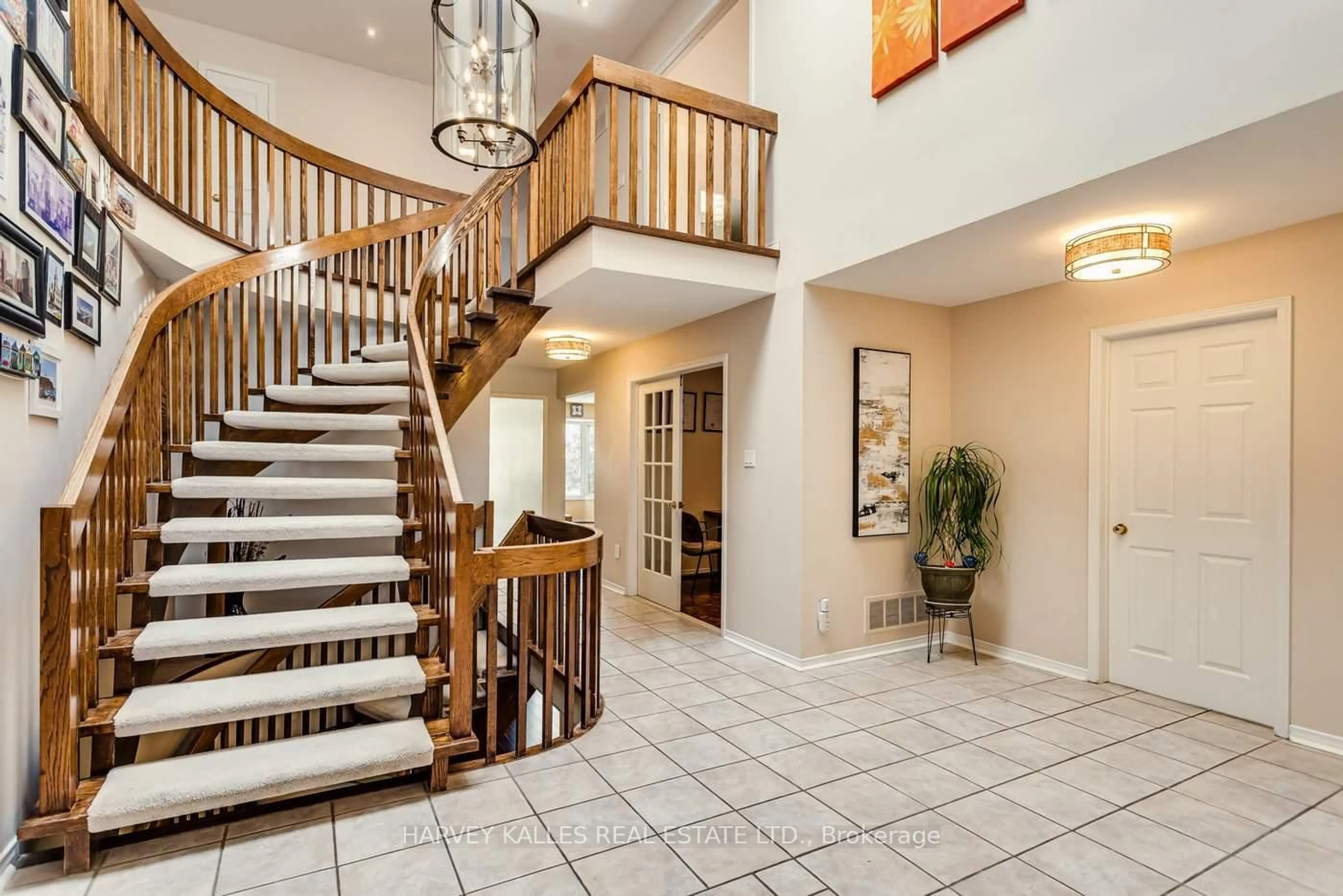 Indoor foyer for 145 Franklin Ave, Vaughan Ontario L4J 4X6