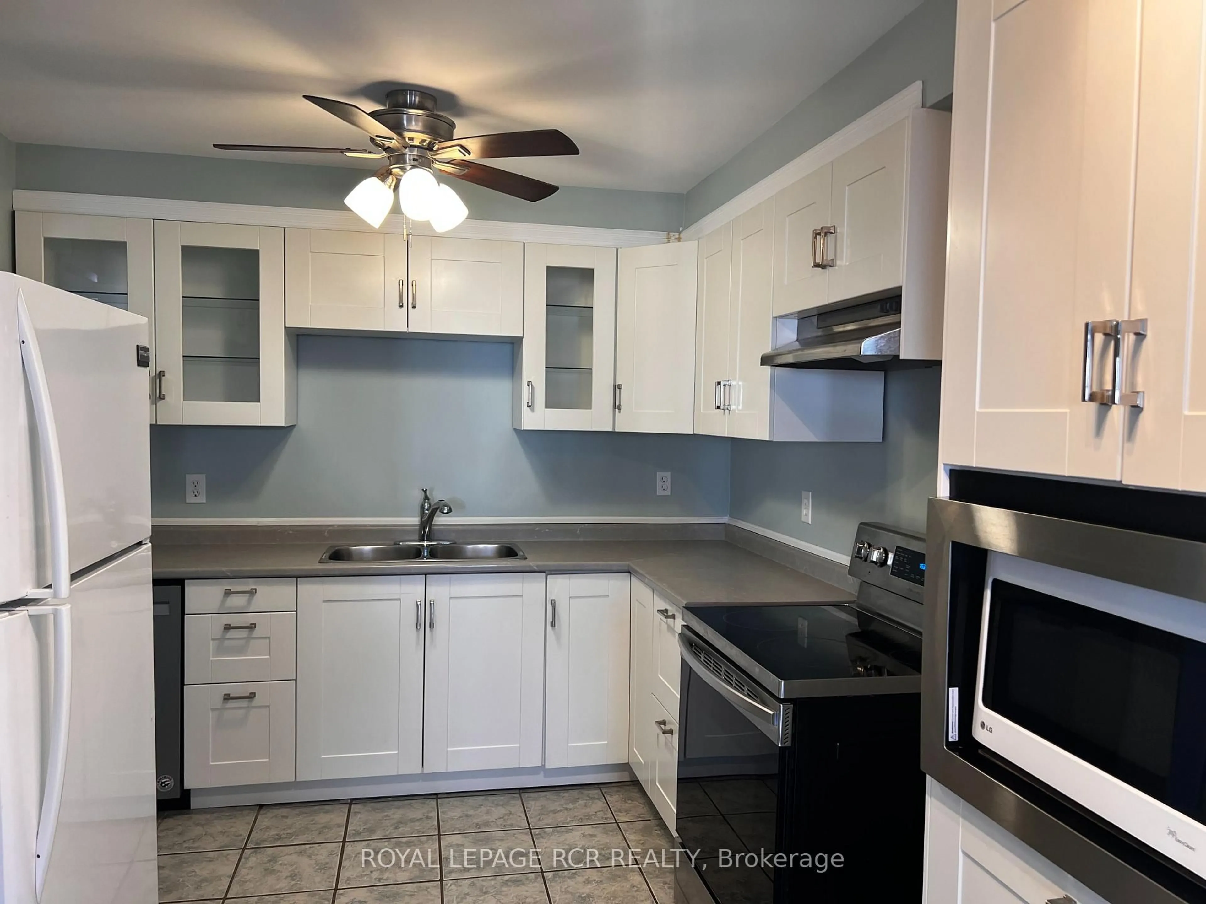 Standard kitchen, ceramic/tile floor for 10 Potter Cres, New Tecumseth Ontario L0G 1W0