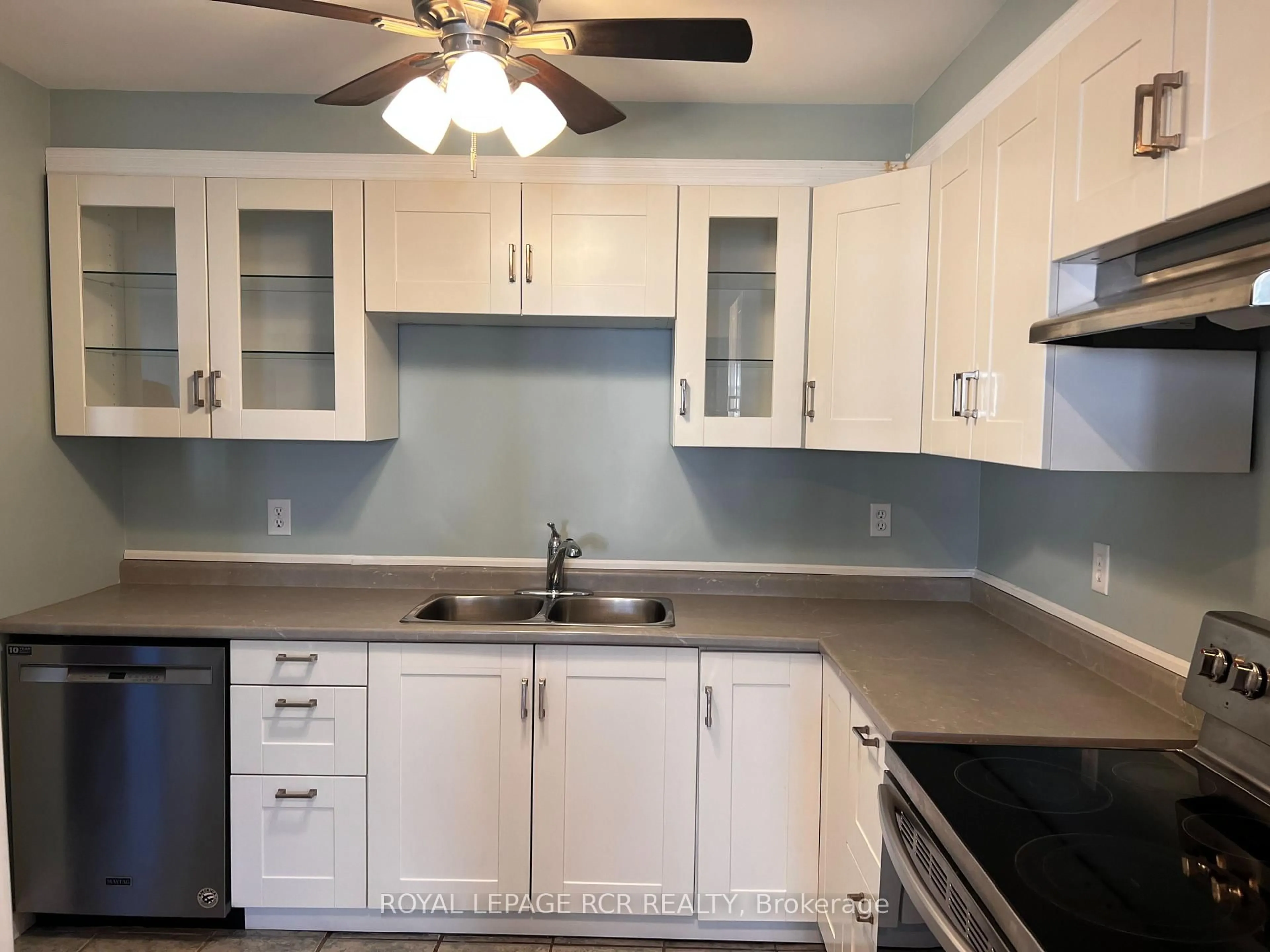 Standard kitchen, unknown for 10 Potter Cres, New Tecumseth Ontario L0G 1W0