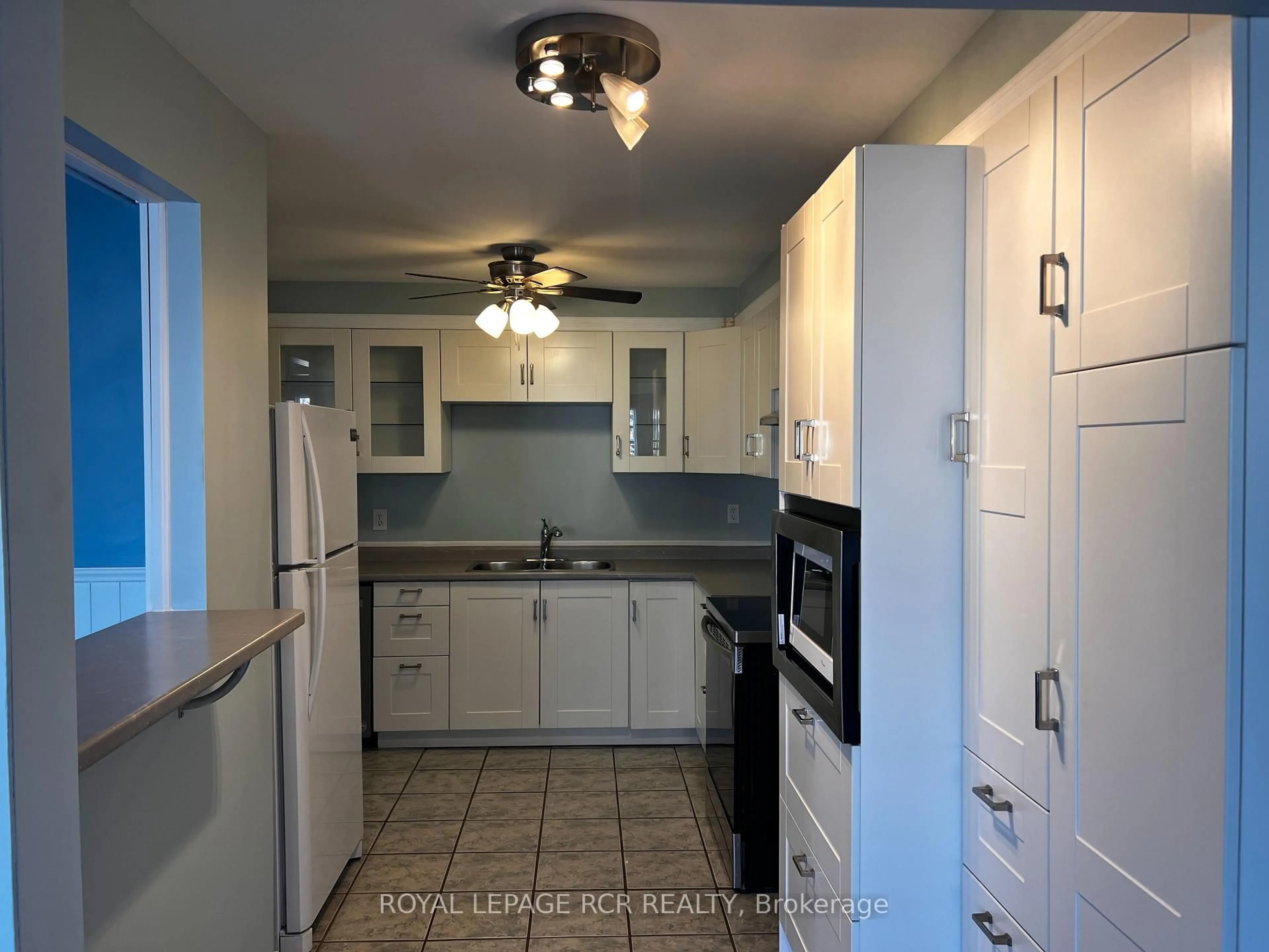 Standard kitchen, ceramic/tile floor for 10 Potter Cres, New Tecumseth Ontario L0G 1W0