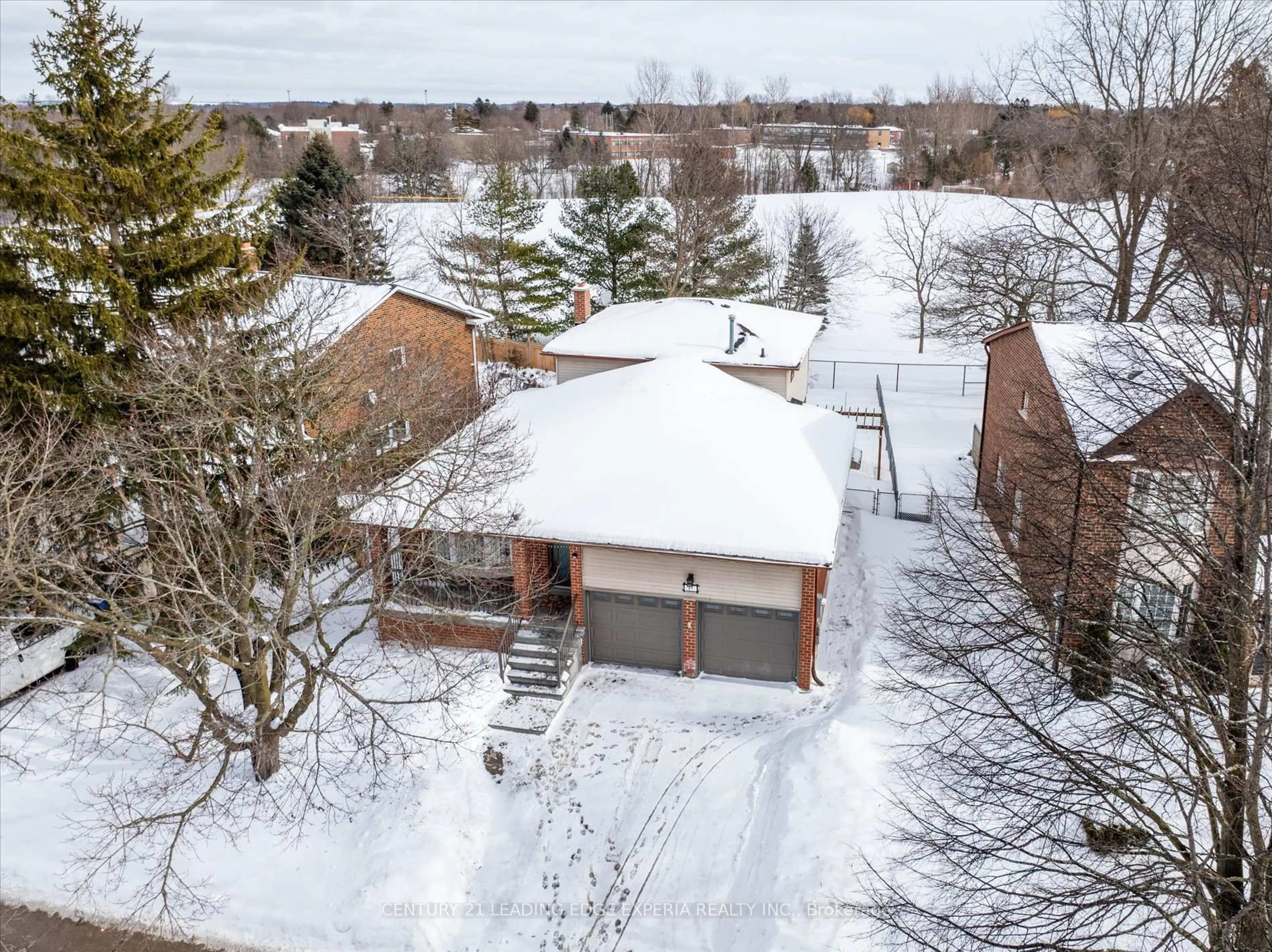 A pic from outside/outdoor area/front of a property/back of a property/a pic from drone, street for 49 Seaton Dr, Aurora Ontario L4G 3W9