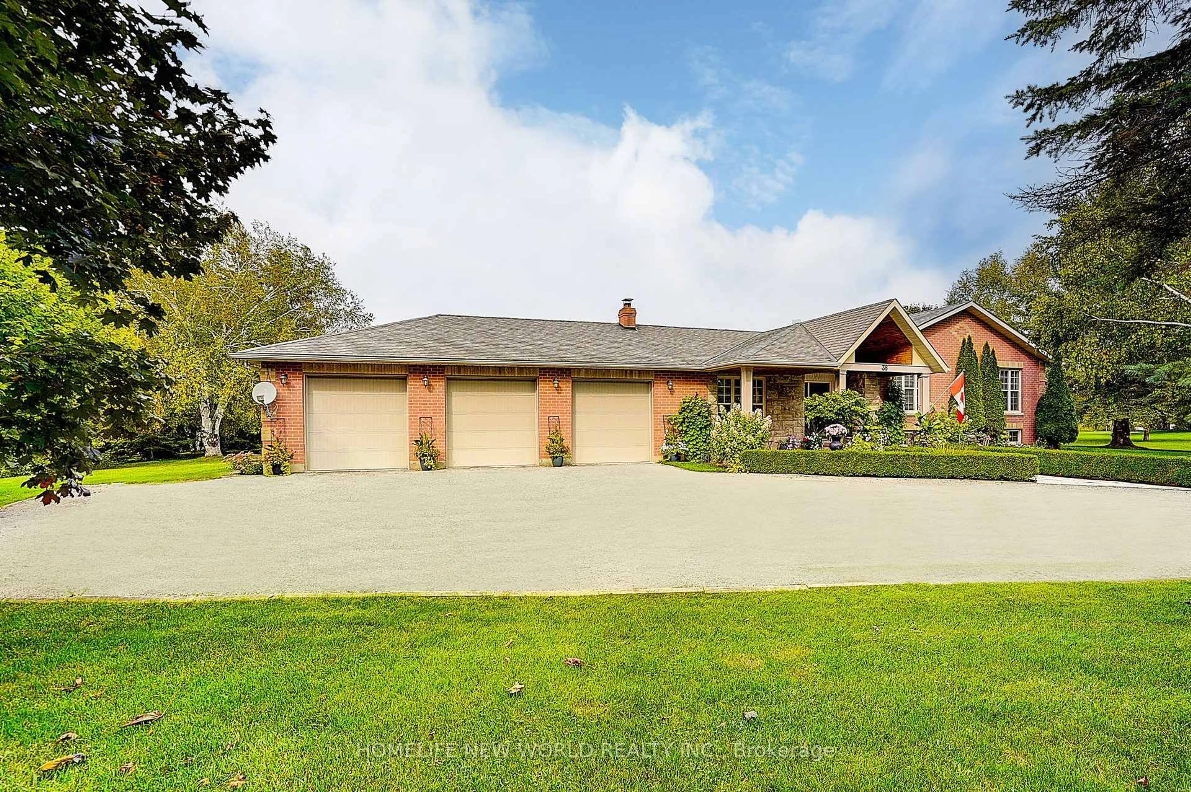 A pic from outside/outdoor area/front of a property/back of a property/a pic from drone, street for 38 Audubon Way, Georgina Ontario L0E 1A0