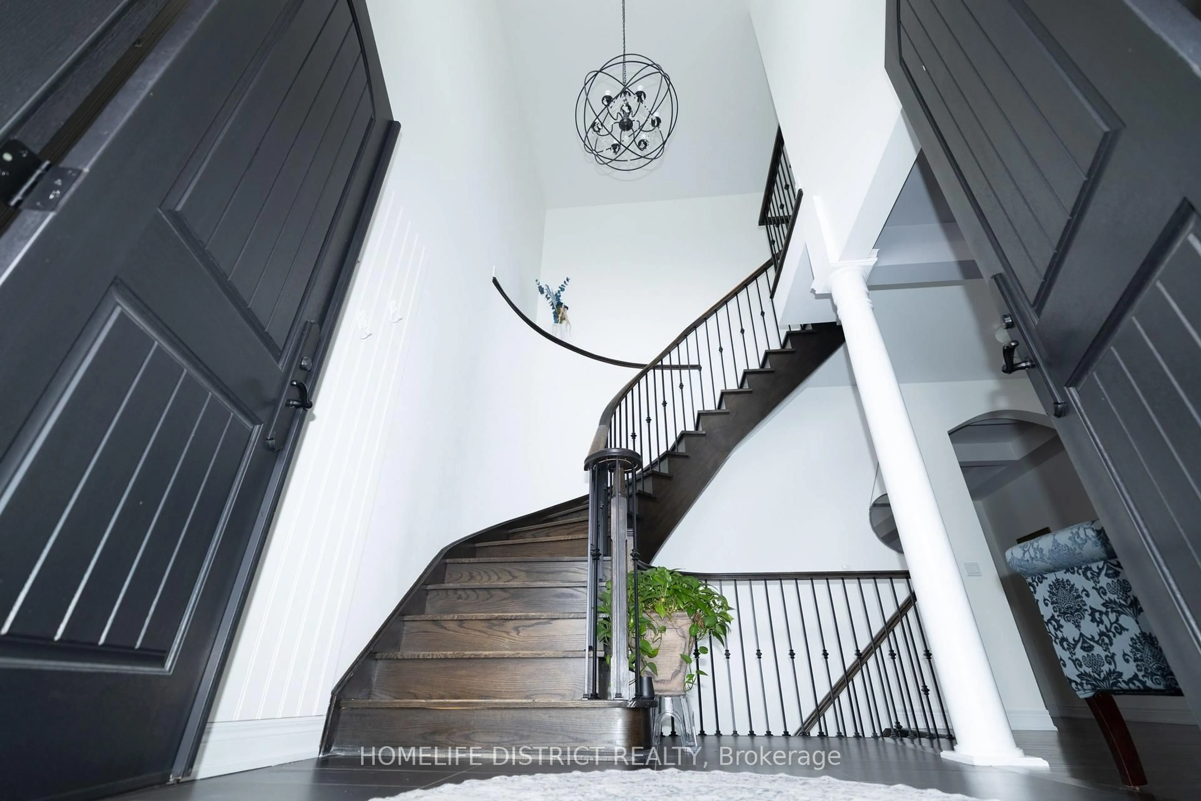 Indoor foyer for 210 Cannes Ave, Vaughan Ontario L4H 3X2