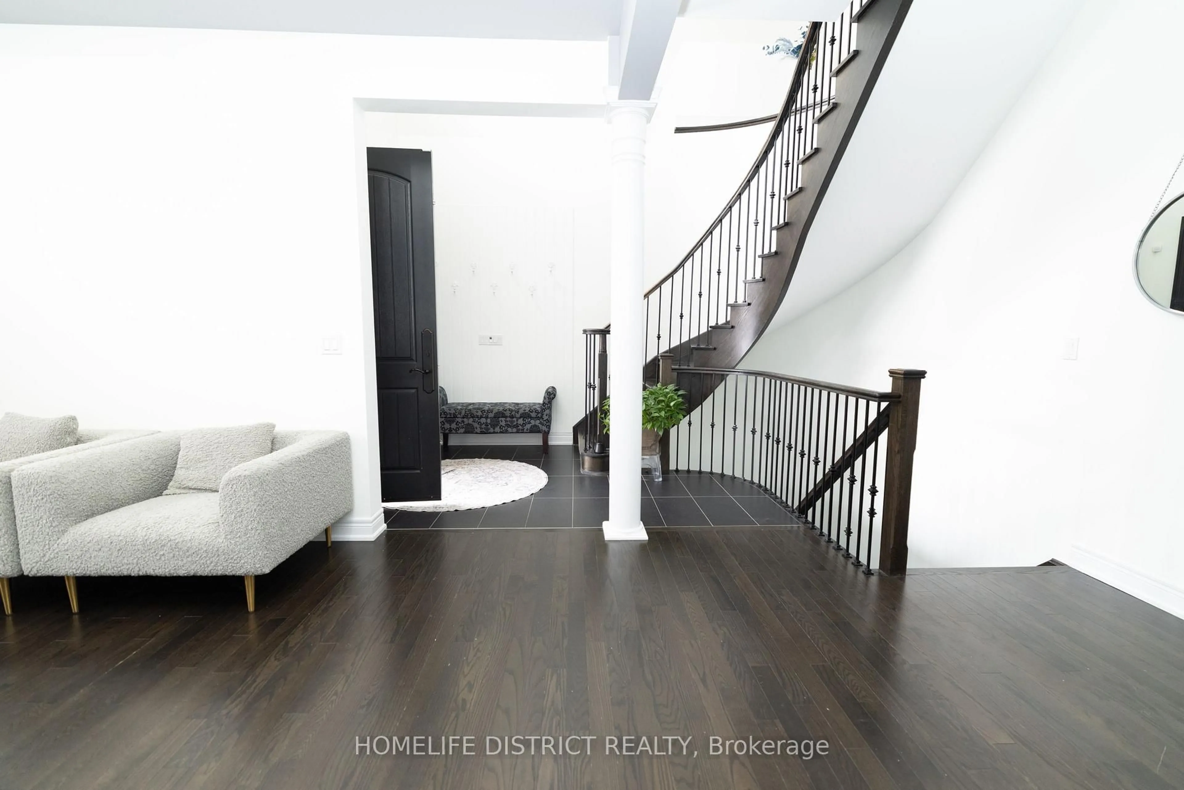 Indoor entryway for 210 Cannes Ave, Vaughan Ontario L4H 3X2