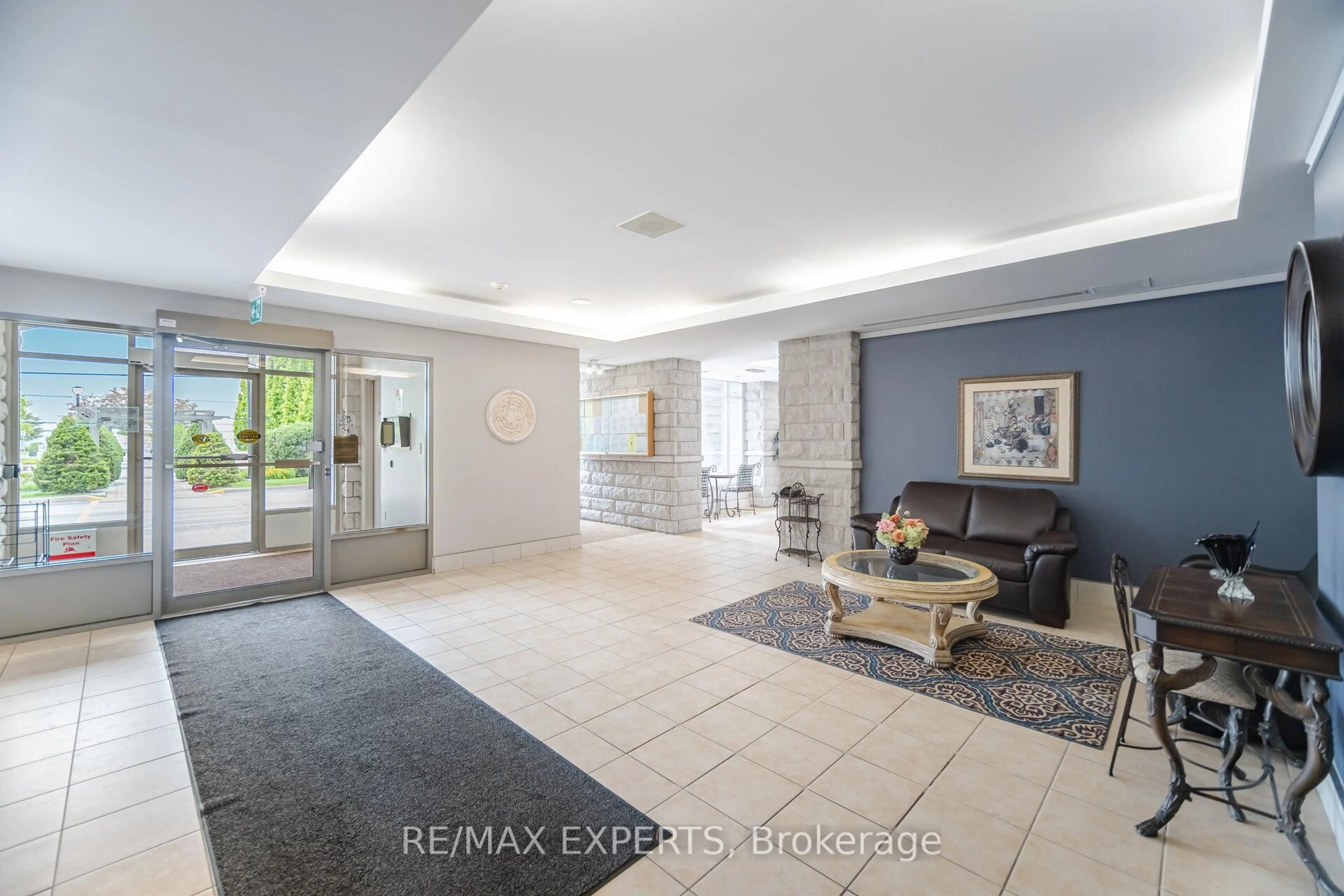 Indoor foyer for 2504 Rutherford Rd #313, Vaughan Ontario L4K 5N5