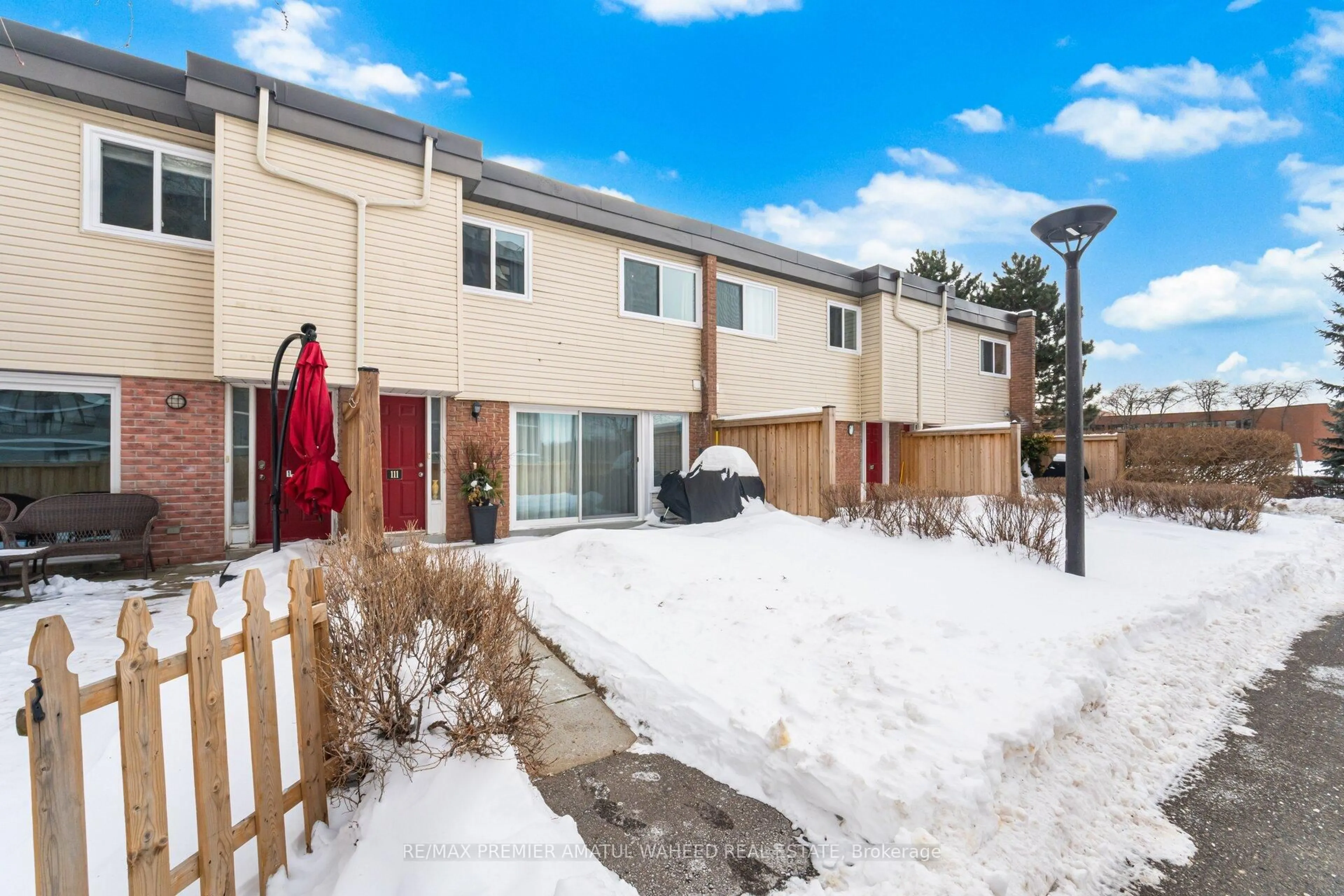 Patio, street for 111 Milestone Cres, Aurora Ontario L4G 3M2