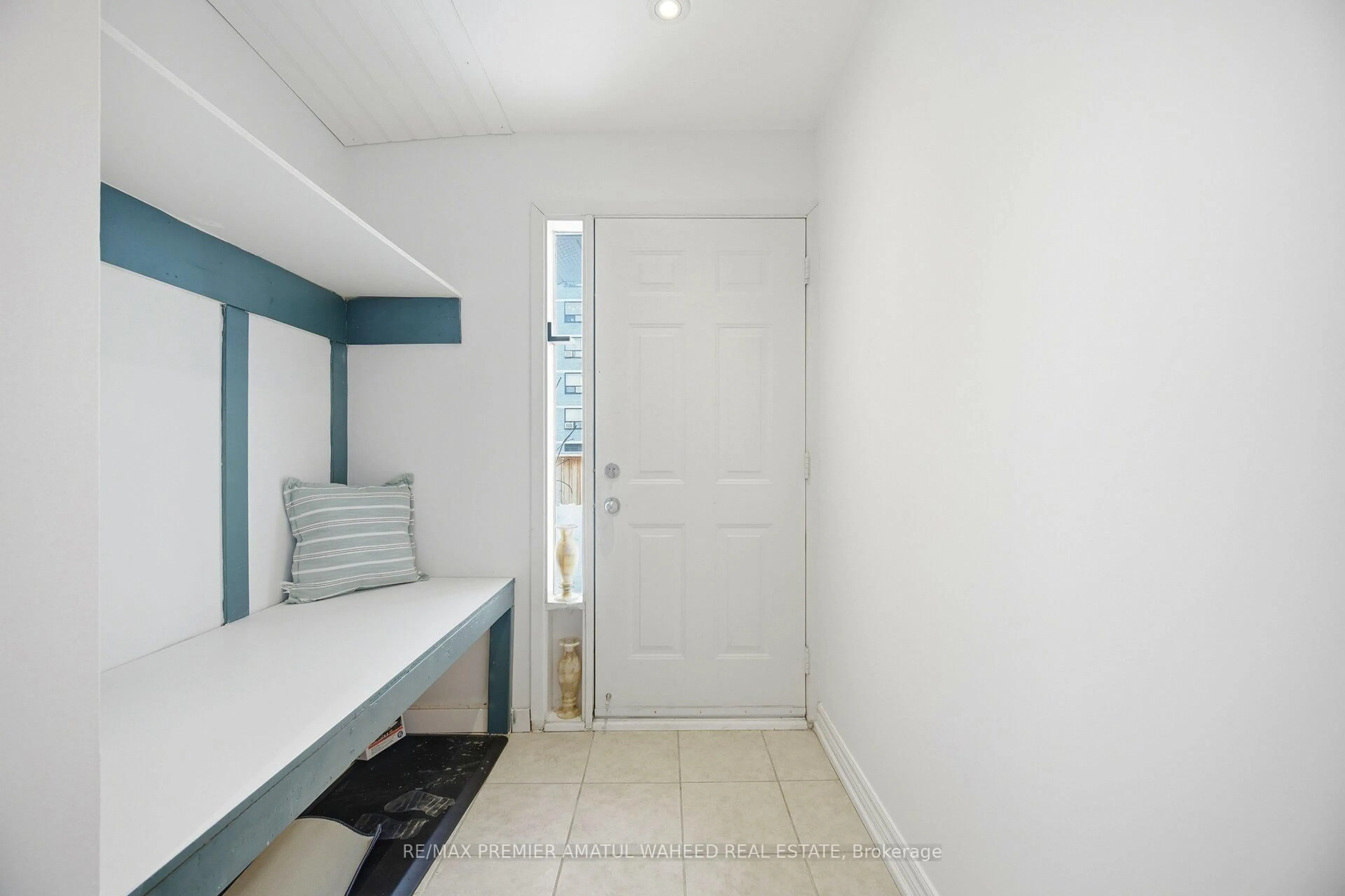 Indoor entryway for 111 Milestone Cres, Aurora Ontario L4G 3M2