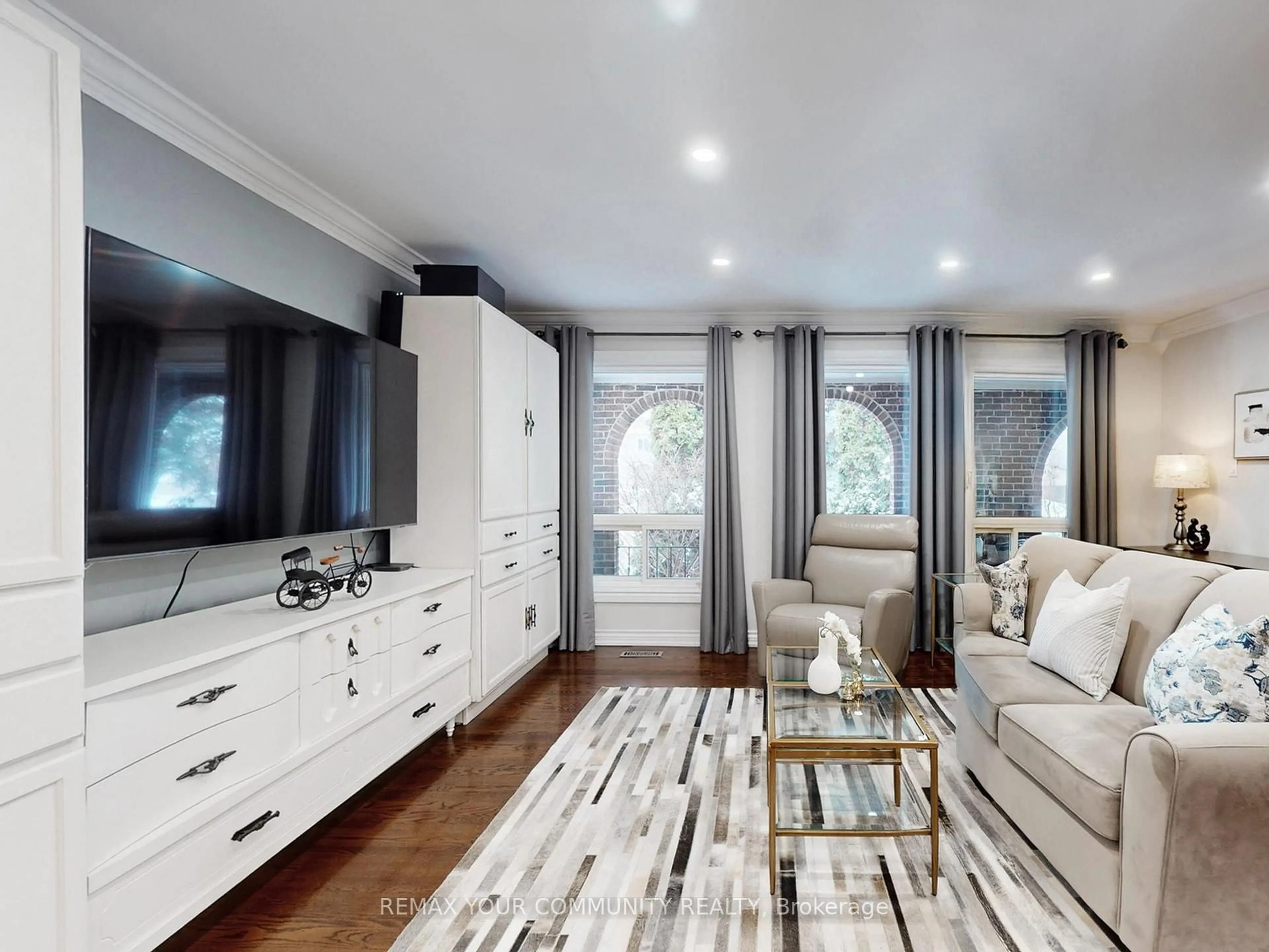 Living room with furniture, unknown for 130 Spruce Ave, Richmond Hill Ontario L4C 6W1