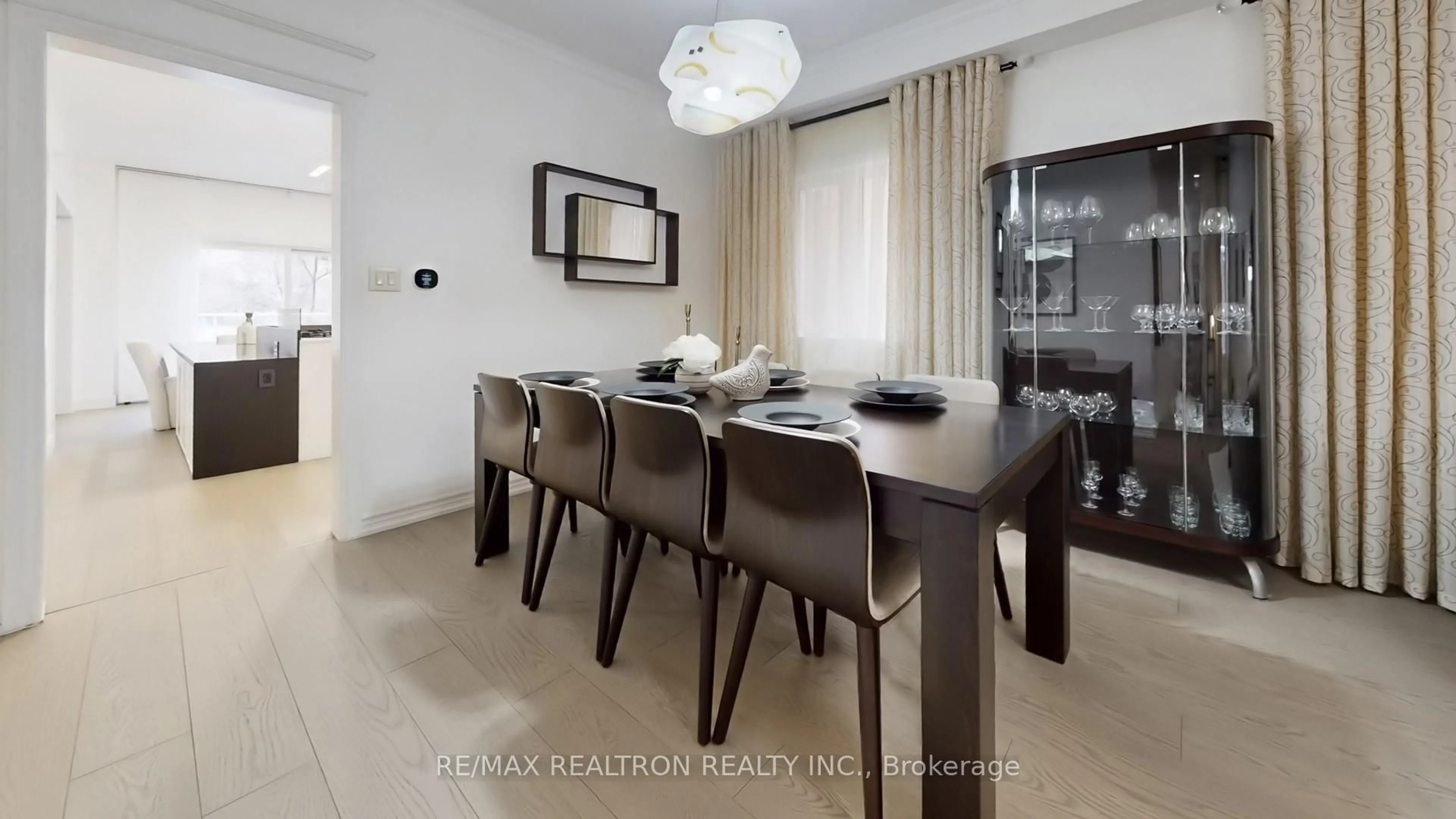 Dining room, wood/laminate floor for 86 Eagle Peak Dr, Richmond Hill Ontario L4S 2W2