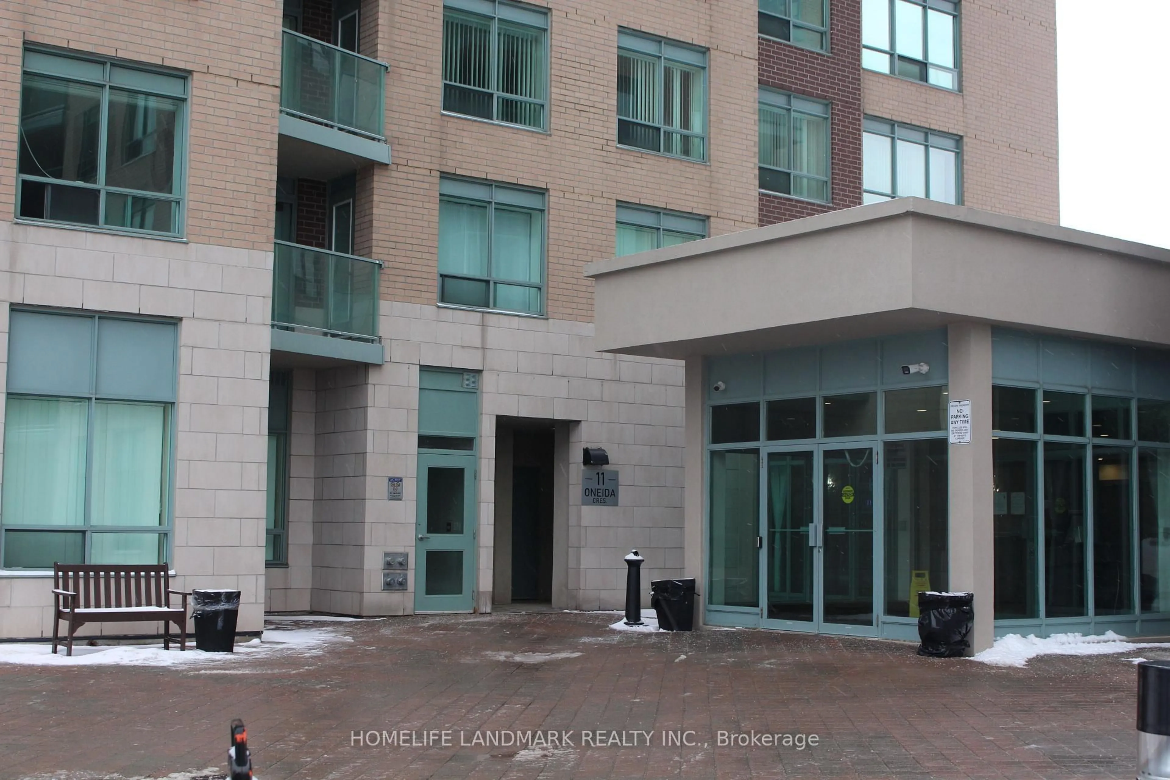 Indoor foyer for 11 Oneida Cres #708, Richmond Hill Ontario L4B 0A1