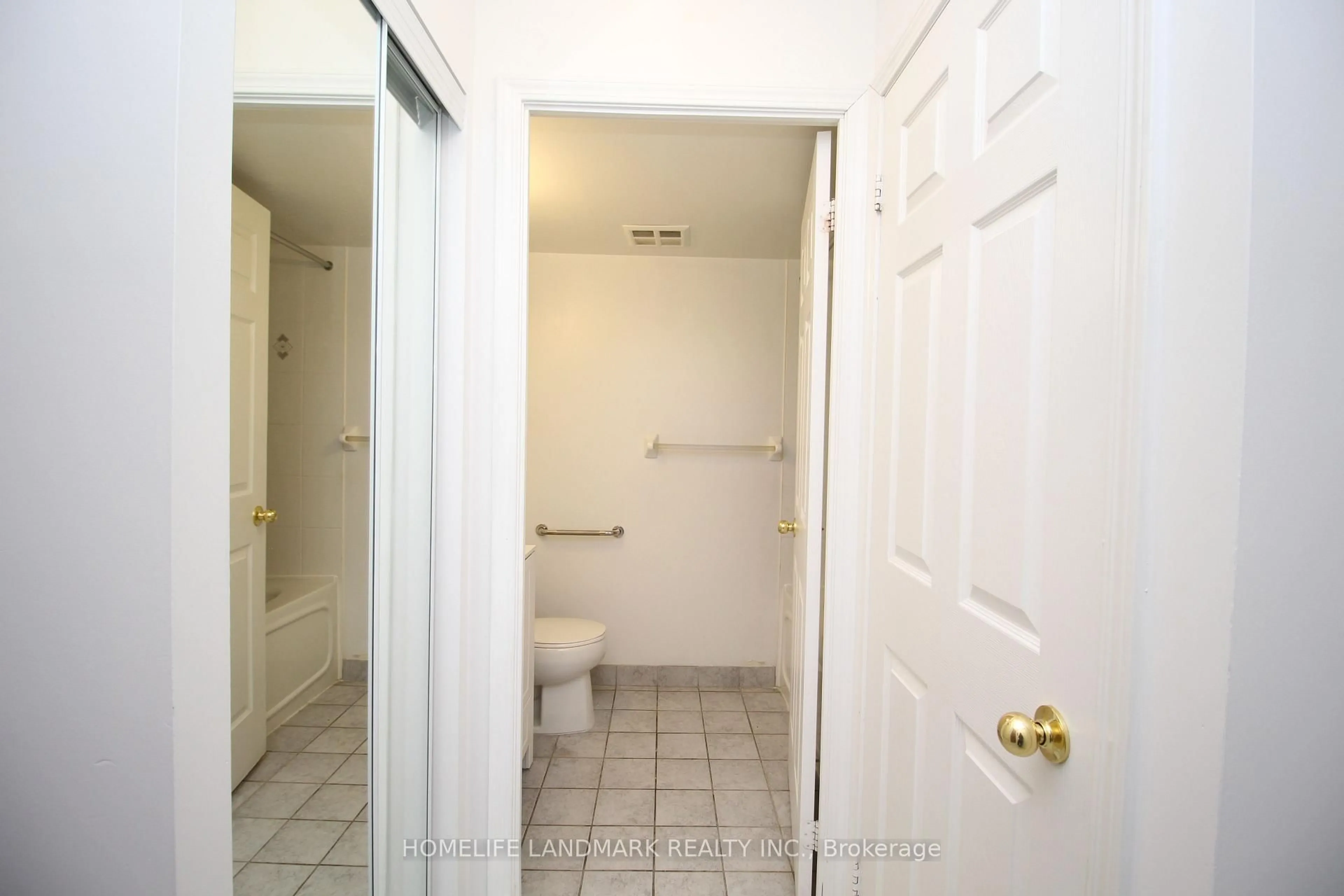 Standard bathroom, floor is not visible for 11 Oneida Cres #708, Richmond Hill Ontario L4B 0A1