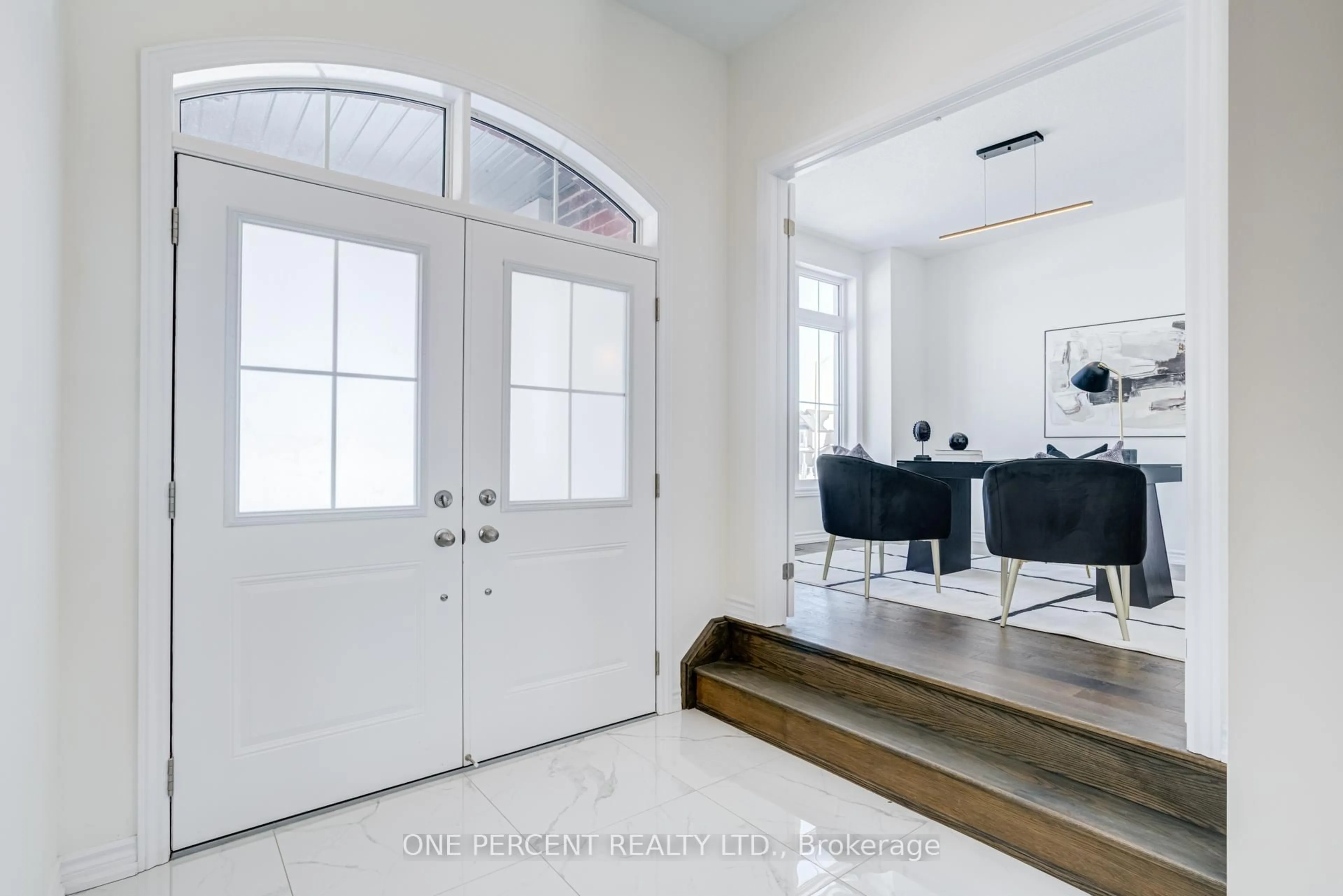 Indoor entryway for 1093 Cole St, Innisfil Ontario L9S 4R7