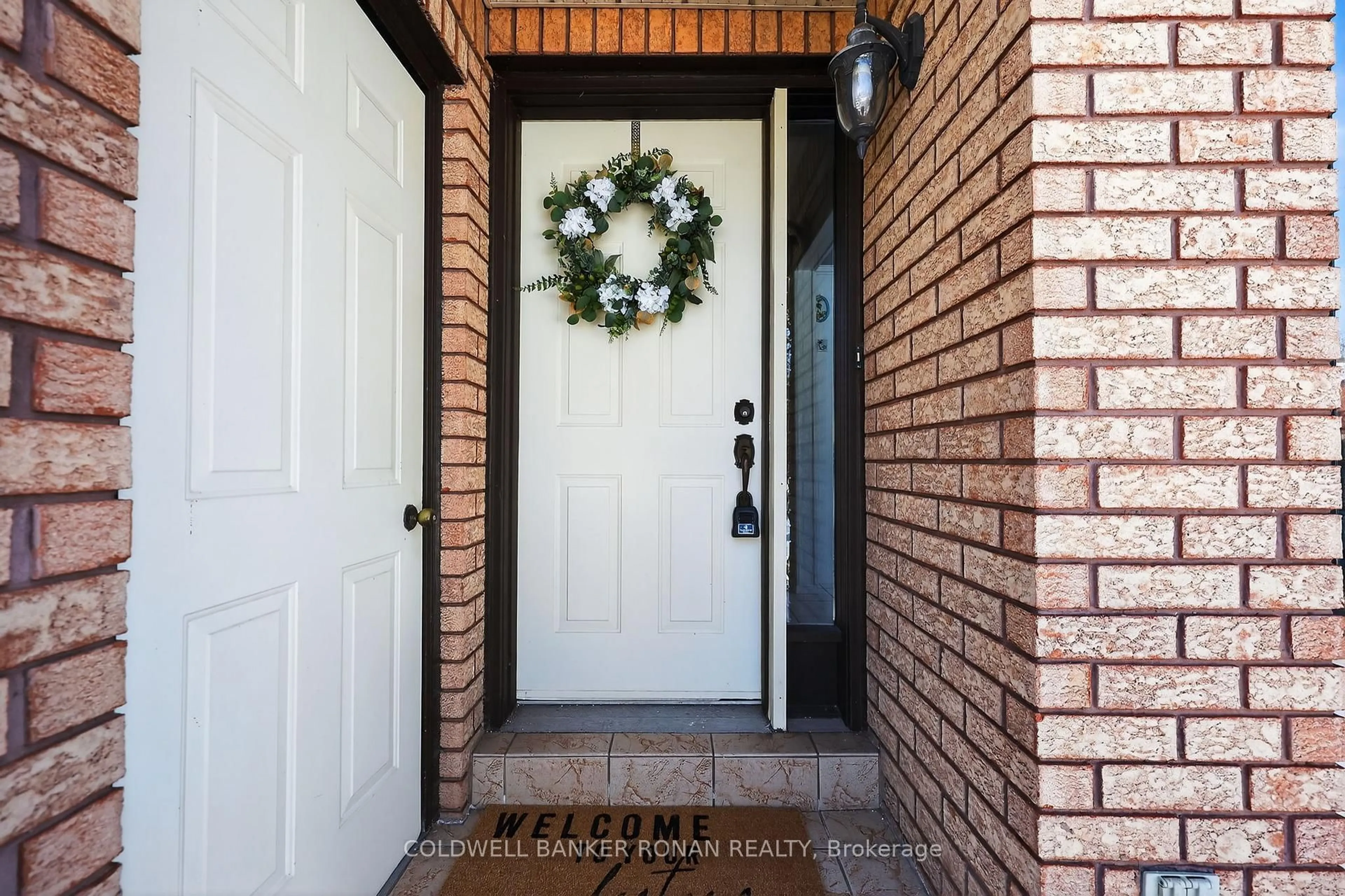 Indoor entryway for 148 Green Briar Rd, New Tecumseth Ontario L9R 1S2