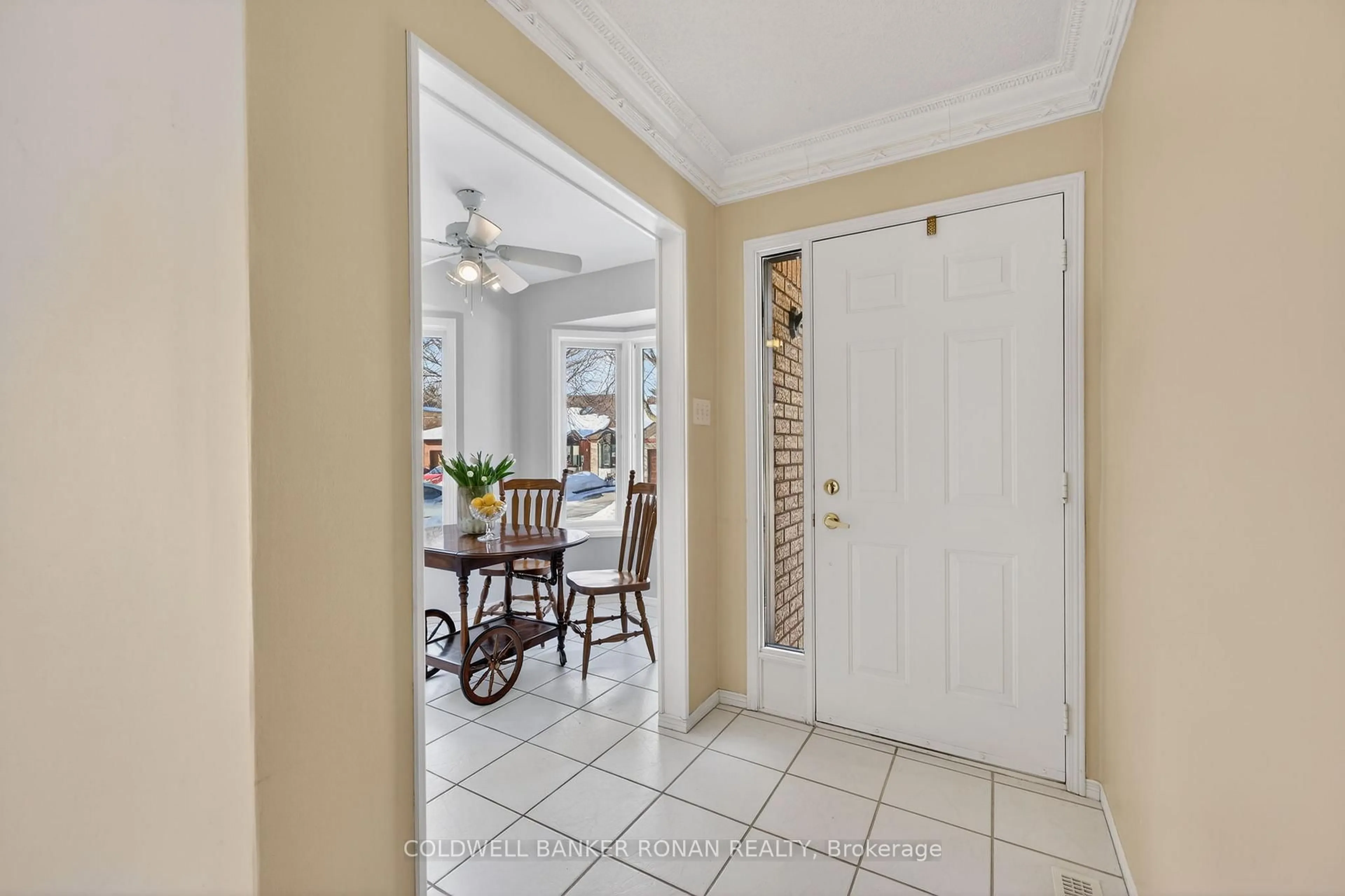 Indoor entryway for 148 Green Briar Rd, New Tecumseth Ontario L9R 1S2