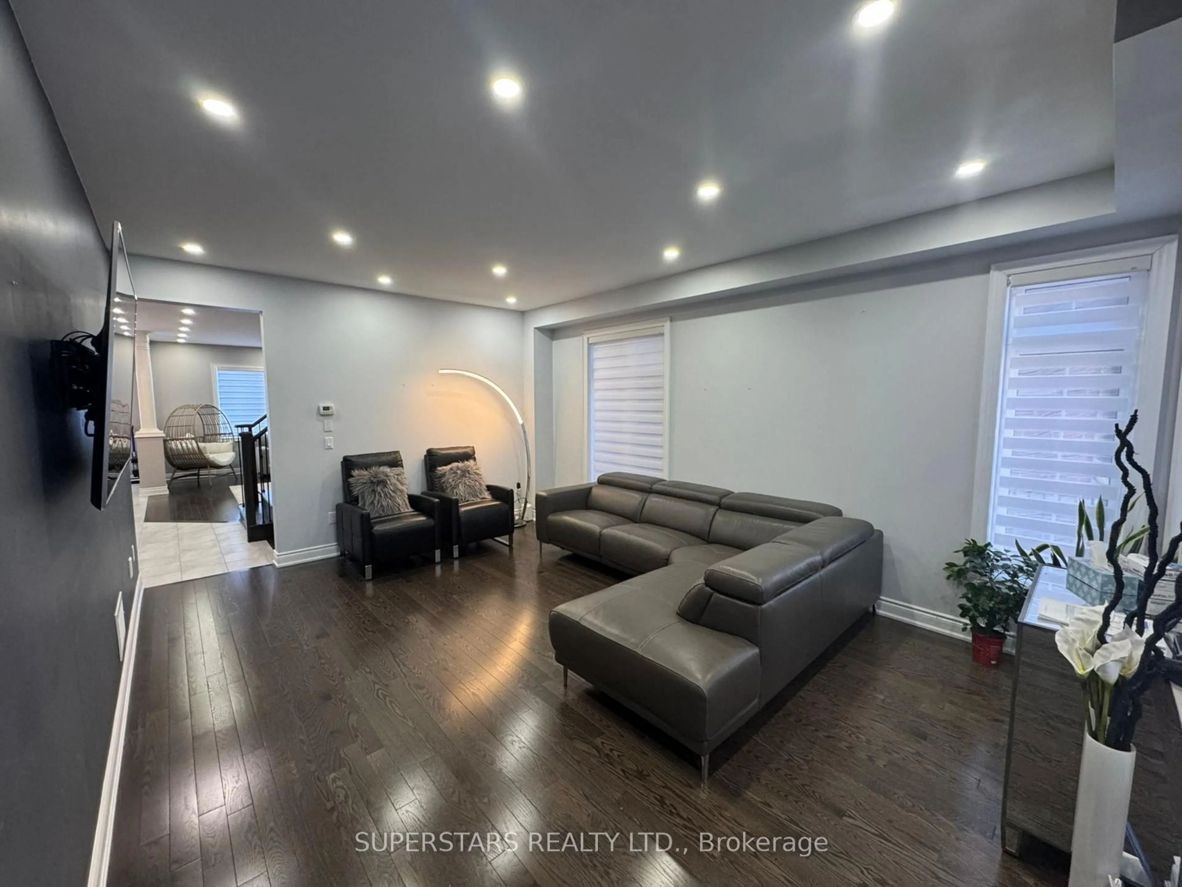 Living room with furniture, unknown for 30 Festival Crt, East Gwillimbury Ontario L9N 0N8