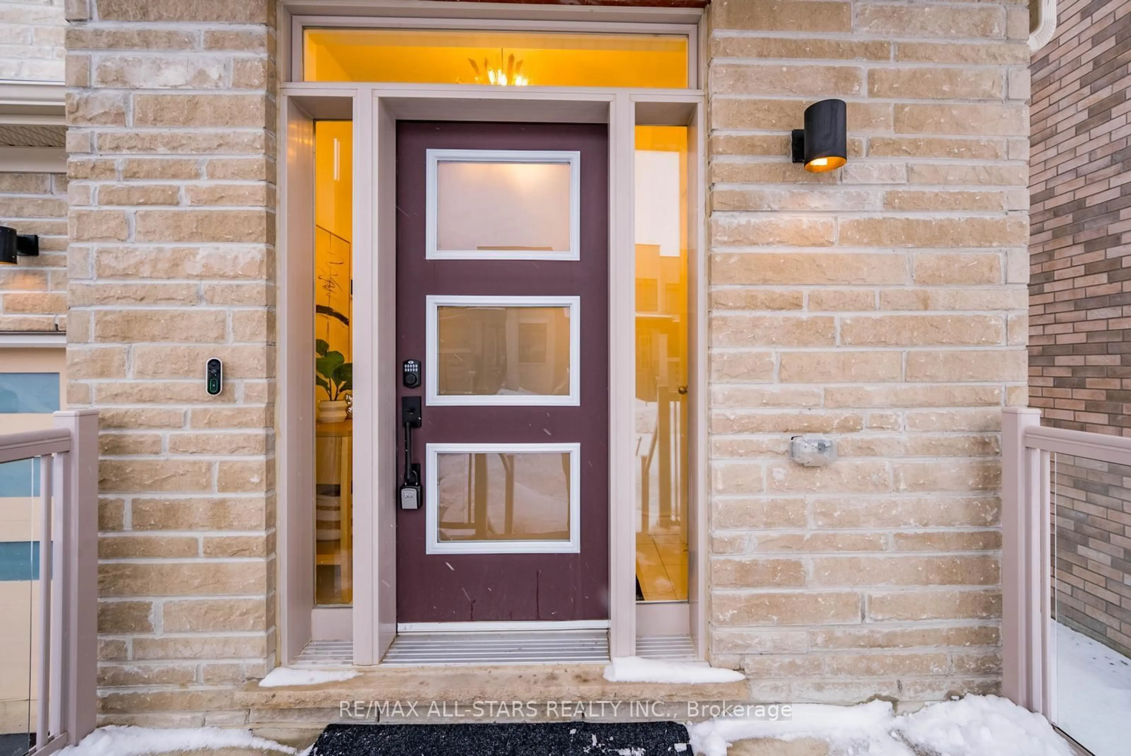 Indoor entryway for 214 Fallharvest Way, Whitchurch-Stouffville Ontario L4A 5C2