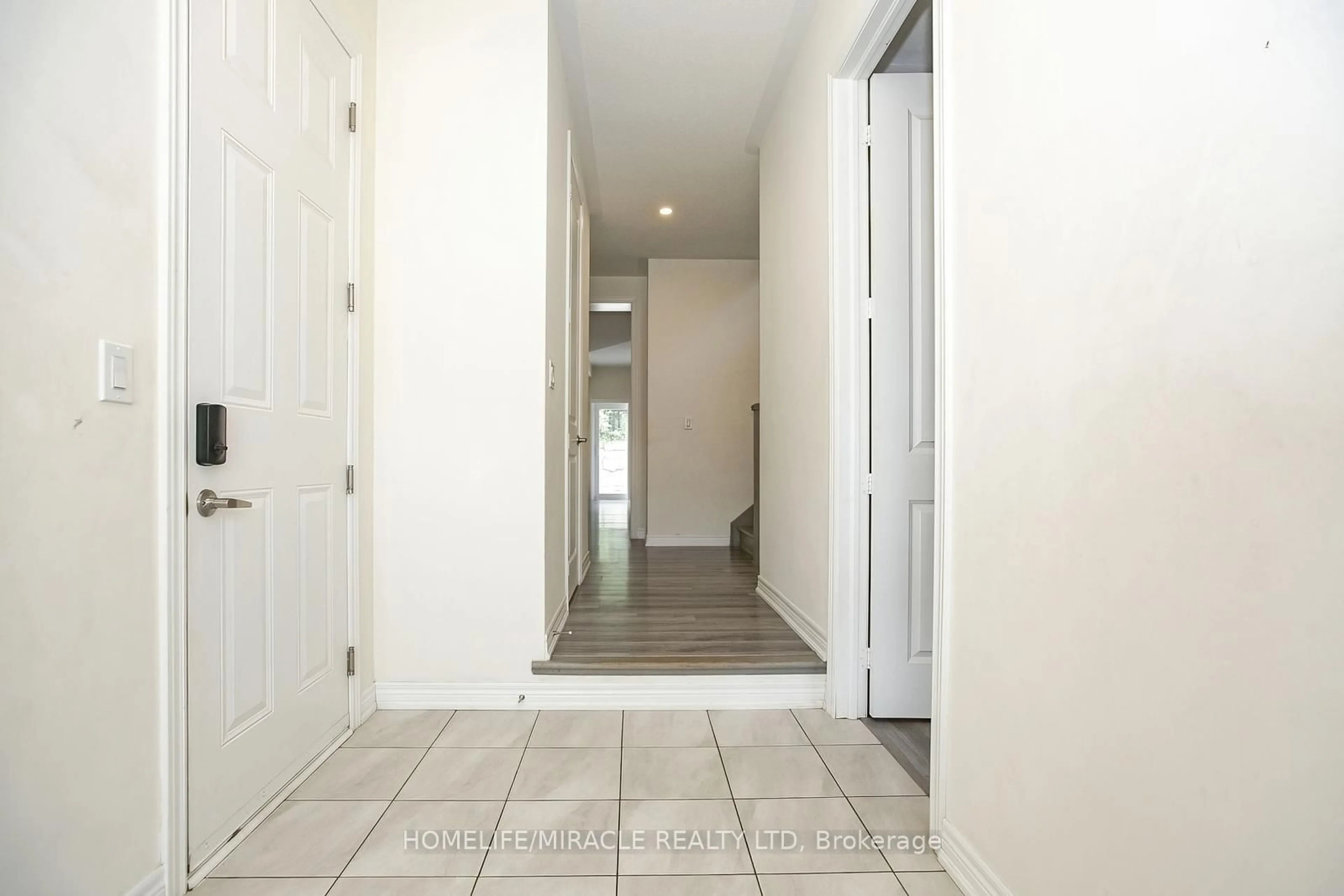 Indoor entryway for 131 Kingsmere Cres, New Tecumseth Ontario L9R 0K8