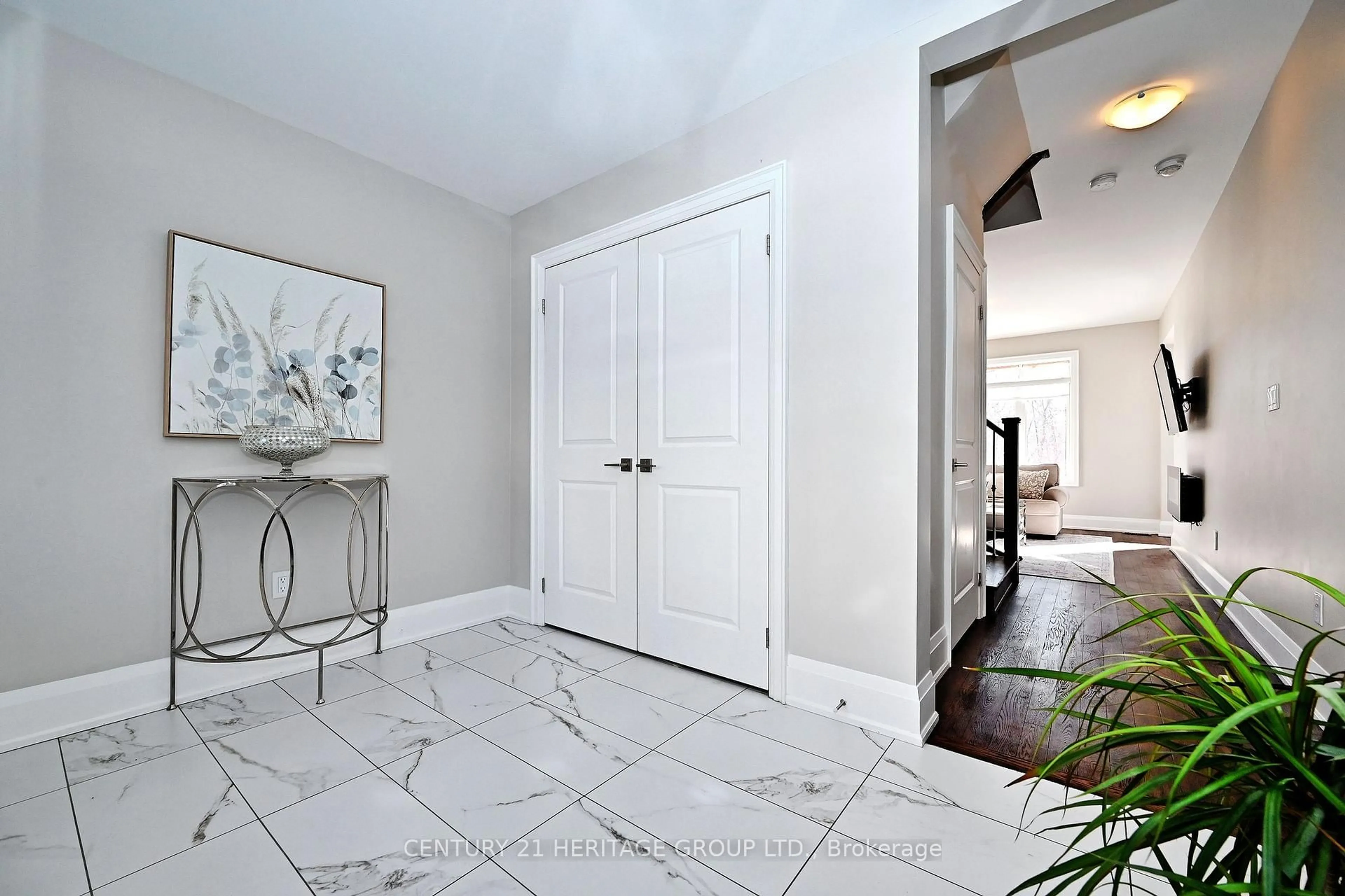 Indoor entryway for 9 Ingleside St, Vaughan Ontario L4L 0H9