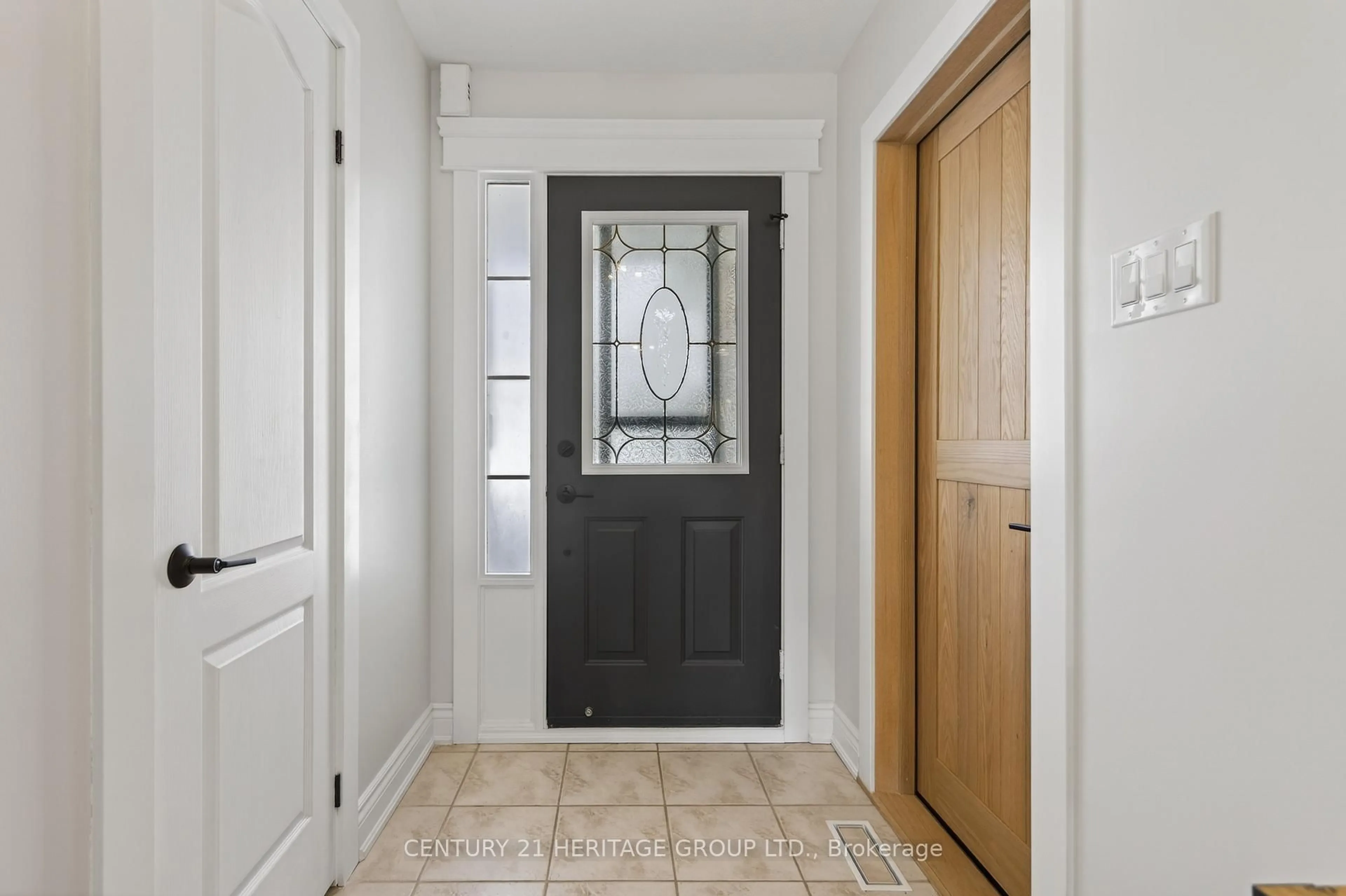 Indoor entryway for 126 Glasgow Cres, Georgina Ontario L4P 4B1