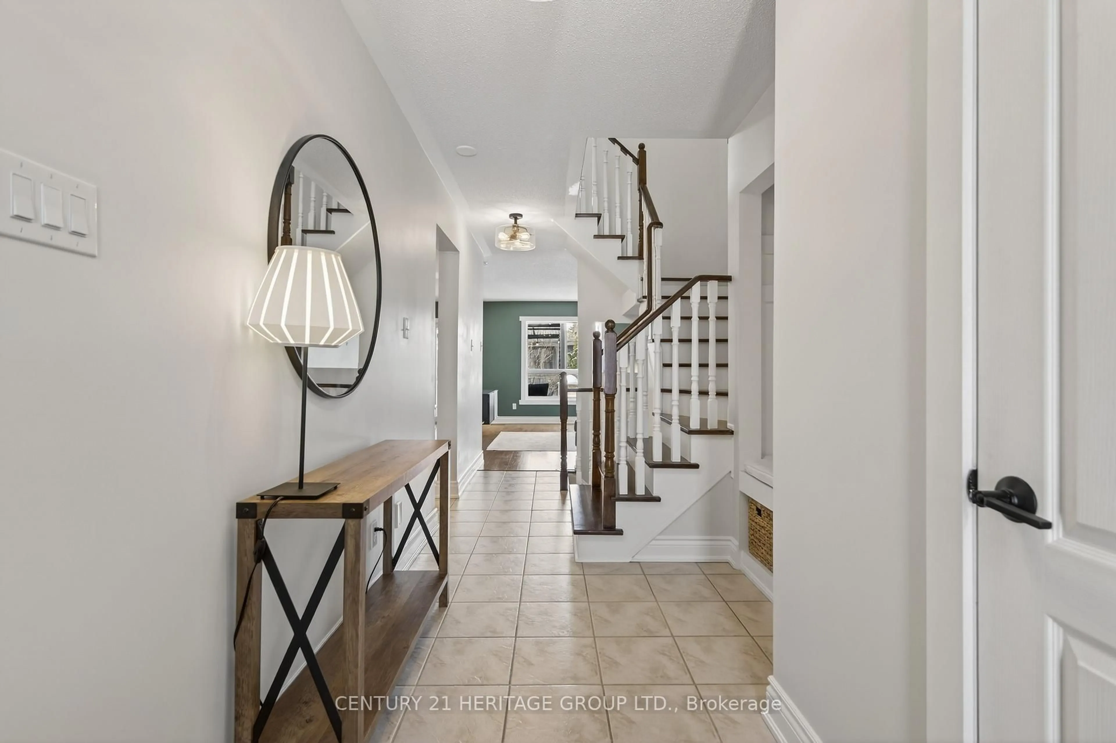Indoor entryway for 126 Glasgow Cres, Georgina Ontario L4P 4B1