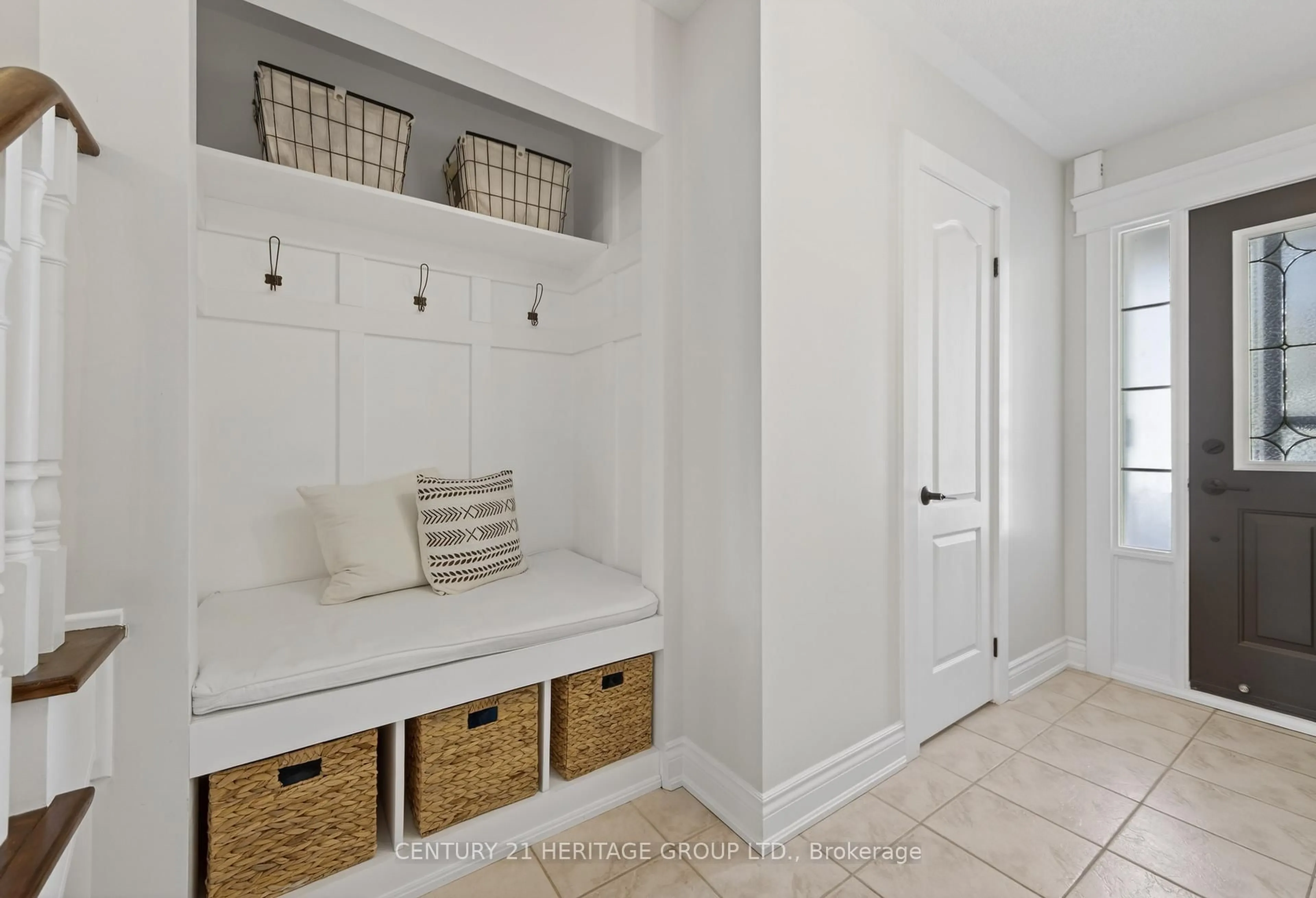 Indoor entryway for 126 Glasgow Cres, Georgina Ontario L4P 4B1