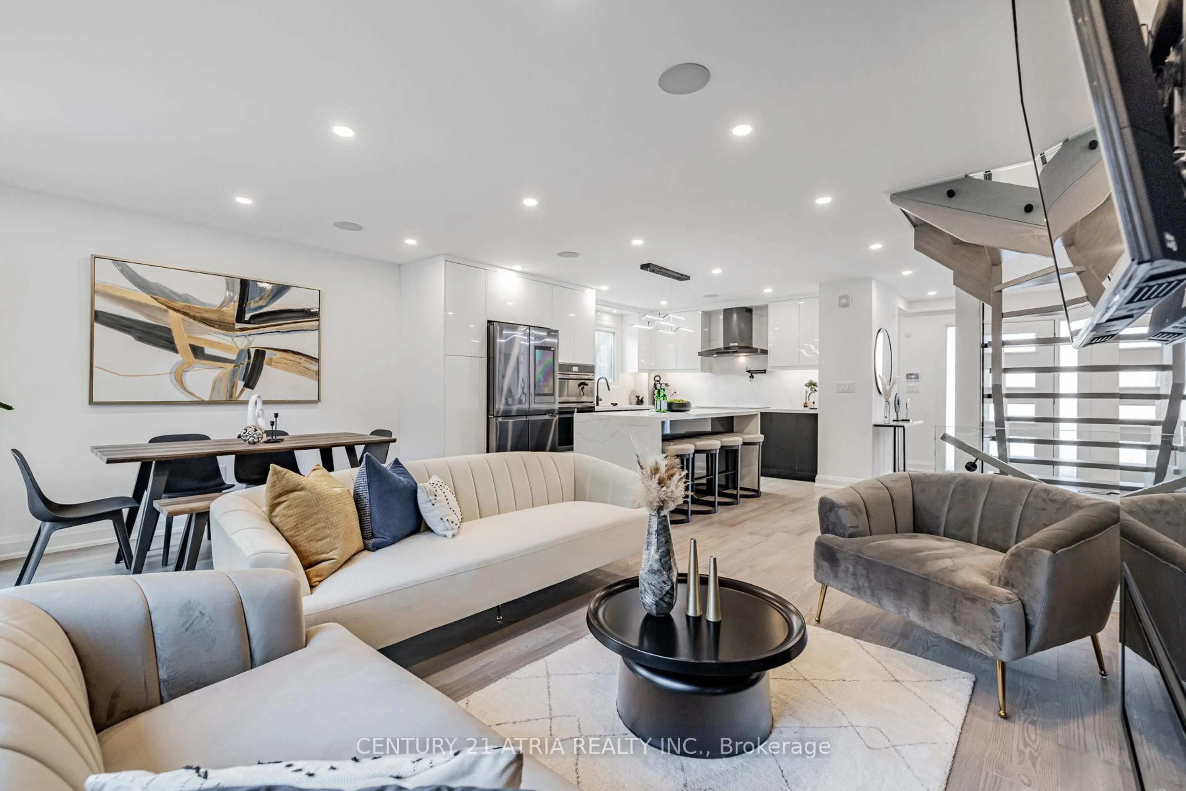 Living room with furniture, unknown for 42 Coventry Crt, Richmond Hill Ontario L4C 8B8