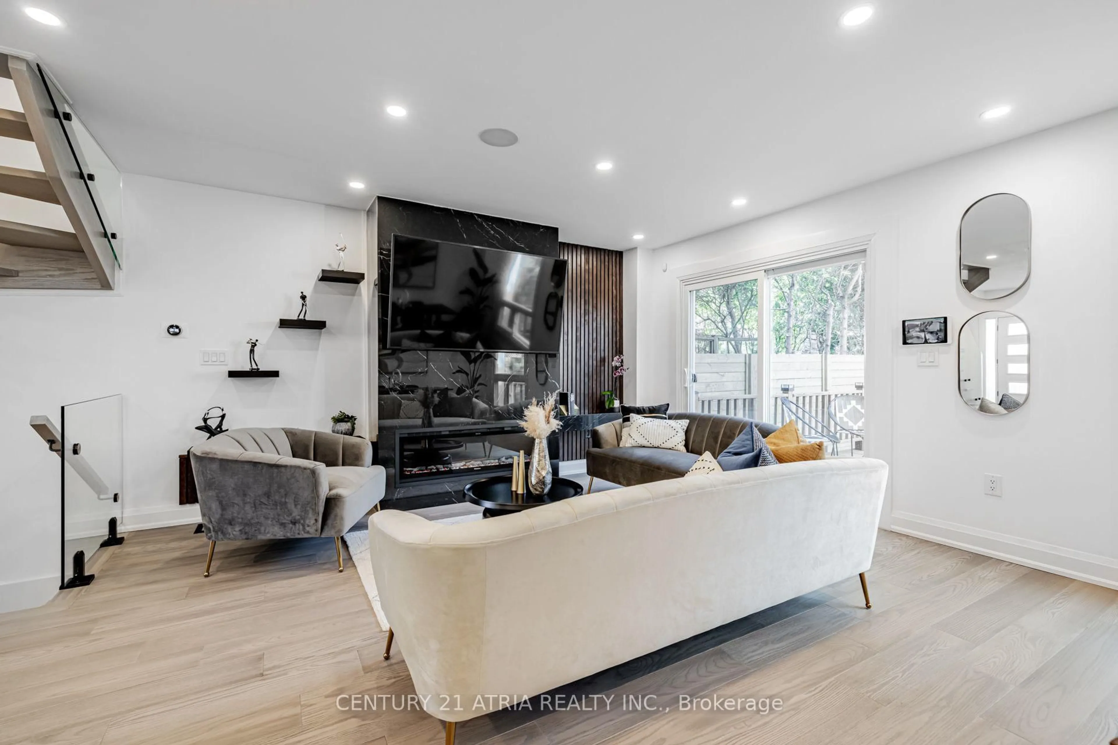 Living room with furniture, unknown for 42 Coventry Crt, Richmond Hill Ontario L4C 8B8