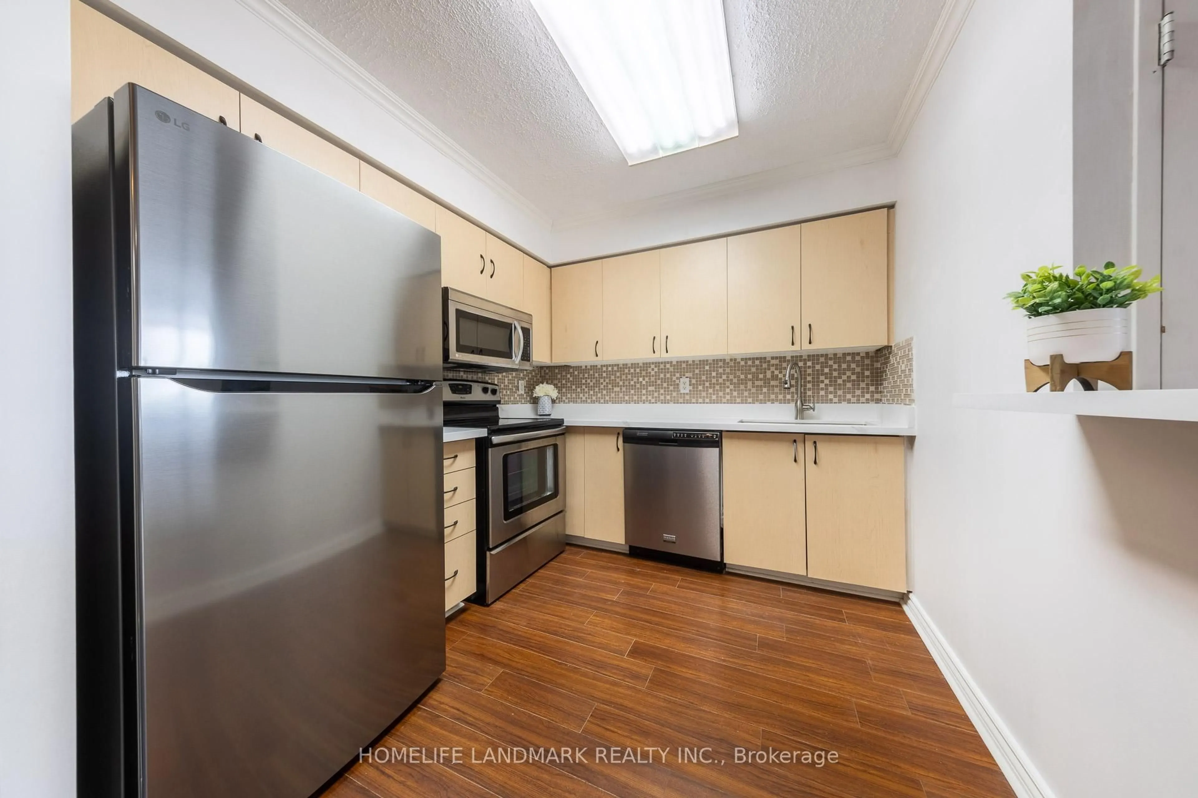 Standard kitchen, unknown for 91 Townsgate Dr #711, Vaughan Ontario L4J 8E8