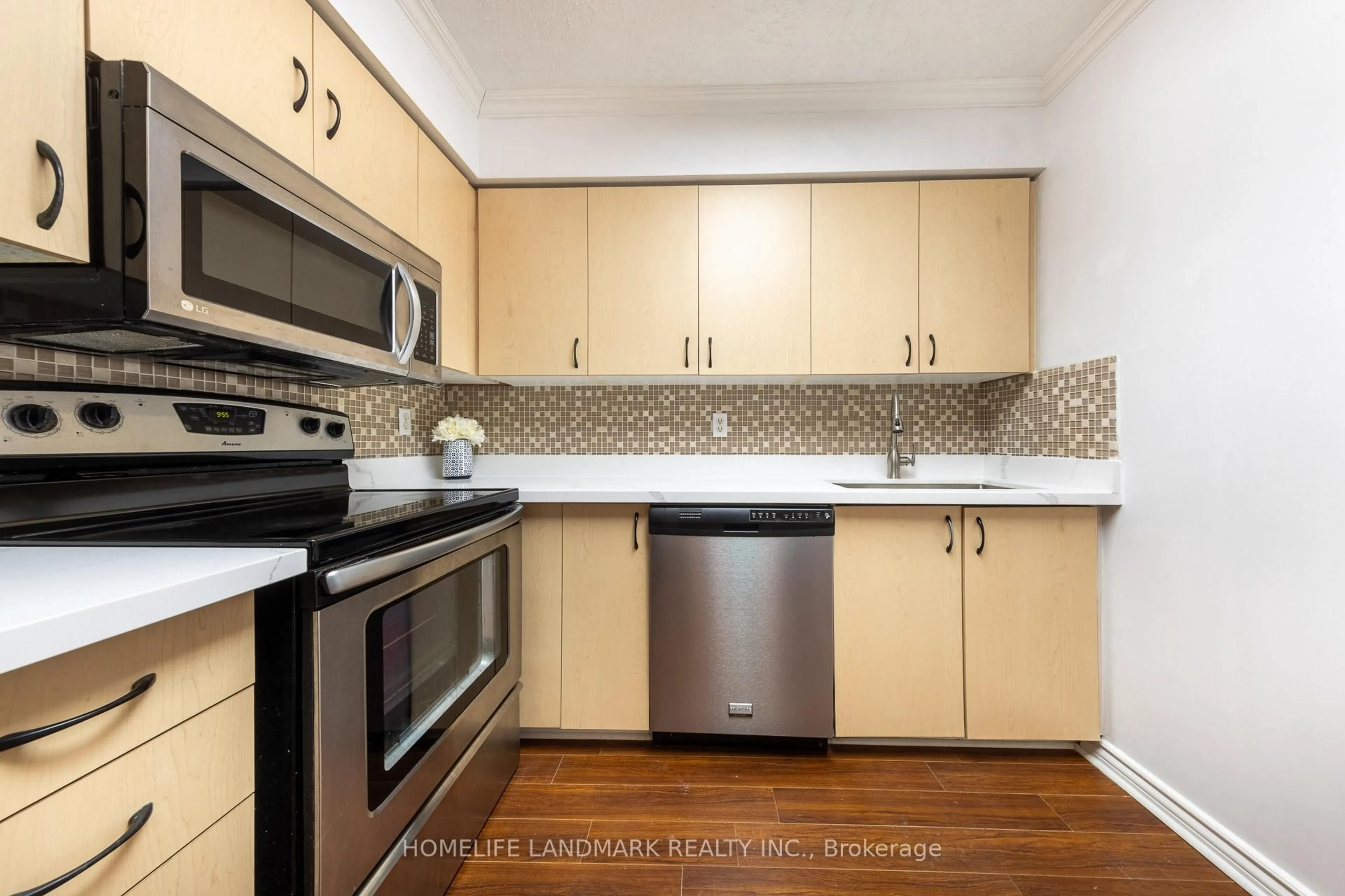 Standard kitchen, wood/laminate floor for 91 Townsgate Dr #711, Vaughan Ontario L4J 8E8