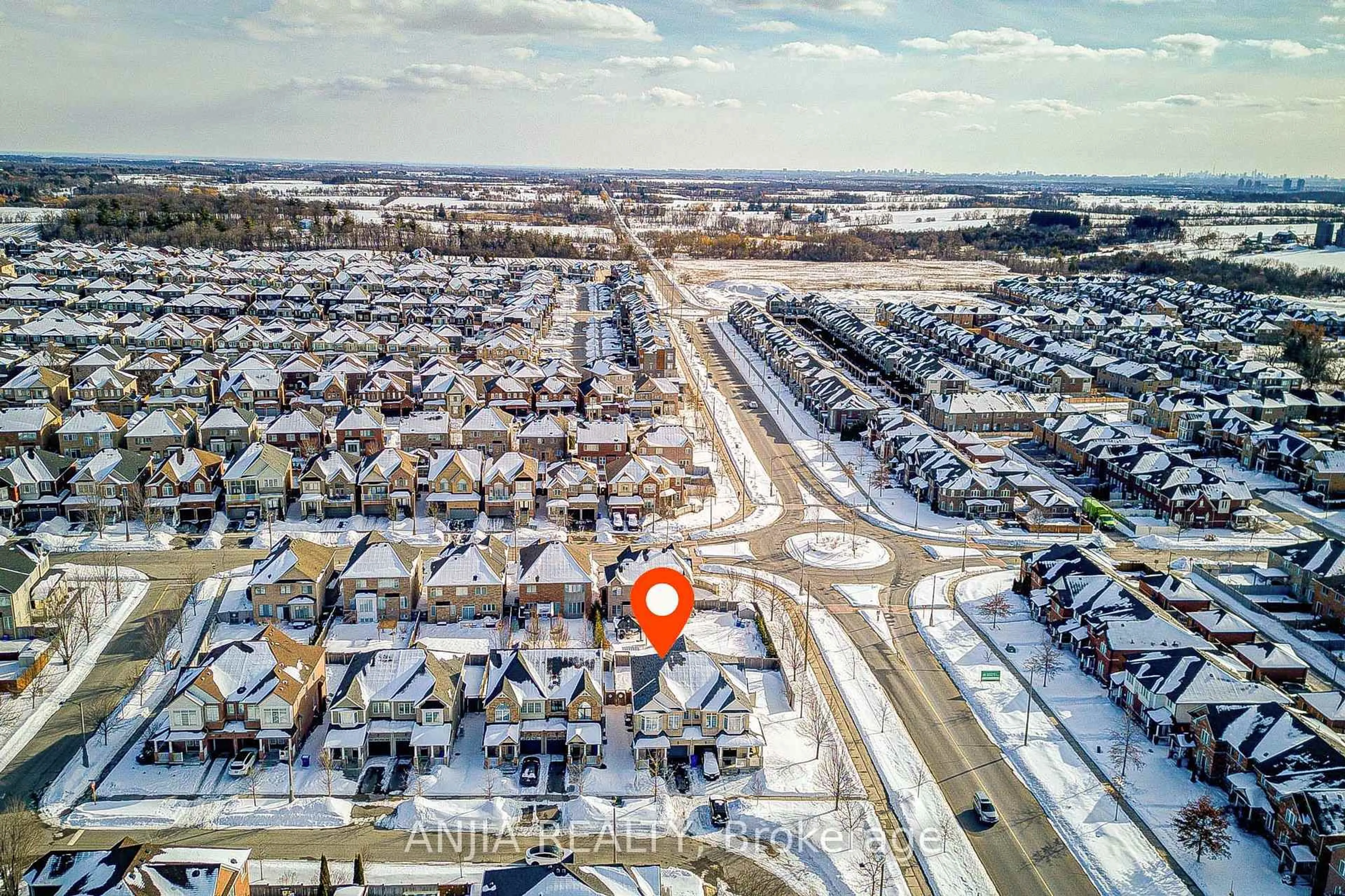 A pic from outside/outdoor area/front of a property/back of a property/a pic from drone, street for 21 Firbank Lane, Whitchurch-Stouffville Ontario L4A 0K7