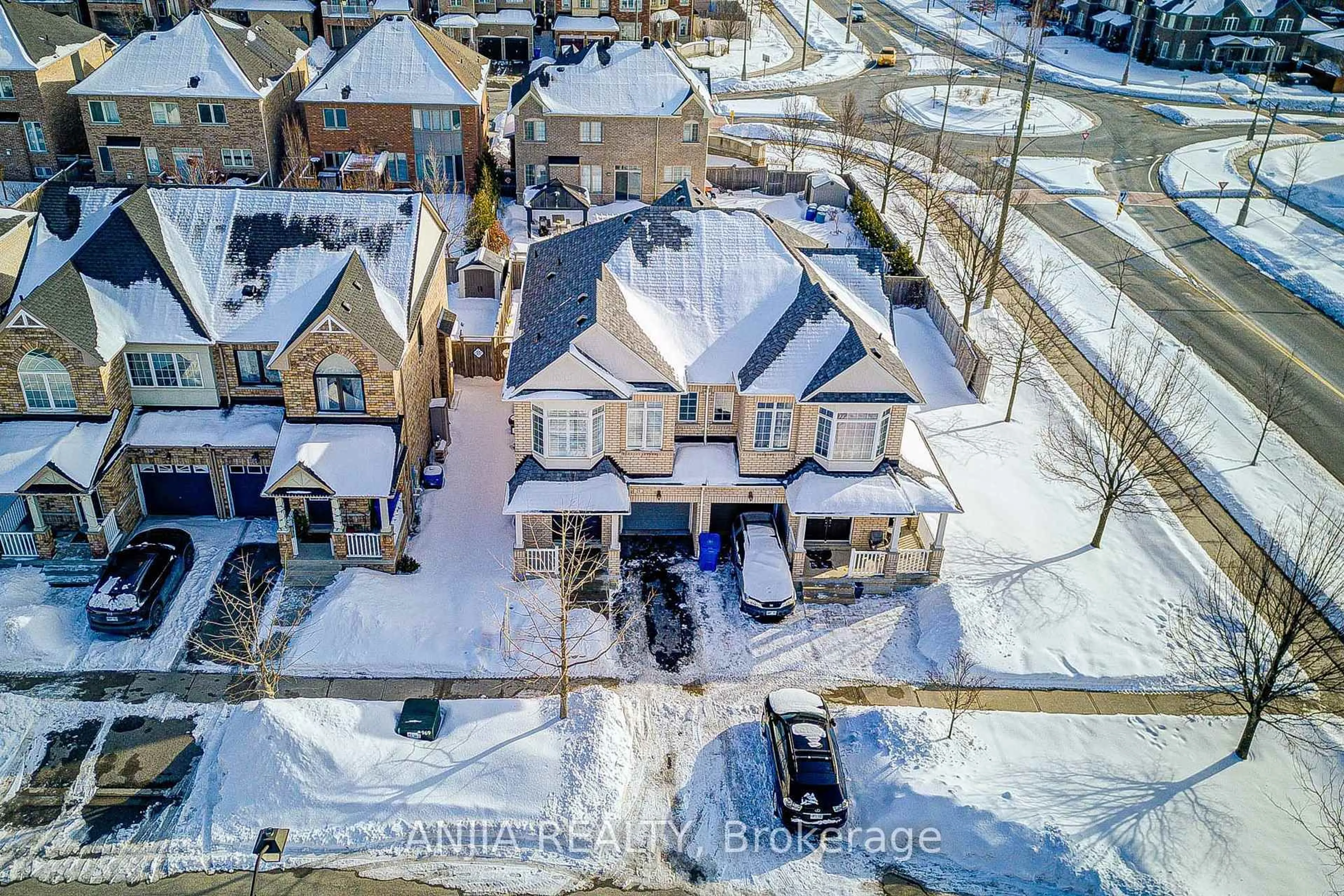 A pic from outside/outdoor area/front of a property/back of a property/a pic from drone, street for 21 Firbank Lane, Whitchurch-Stouffville Ontario L4A 0K7