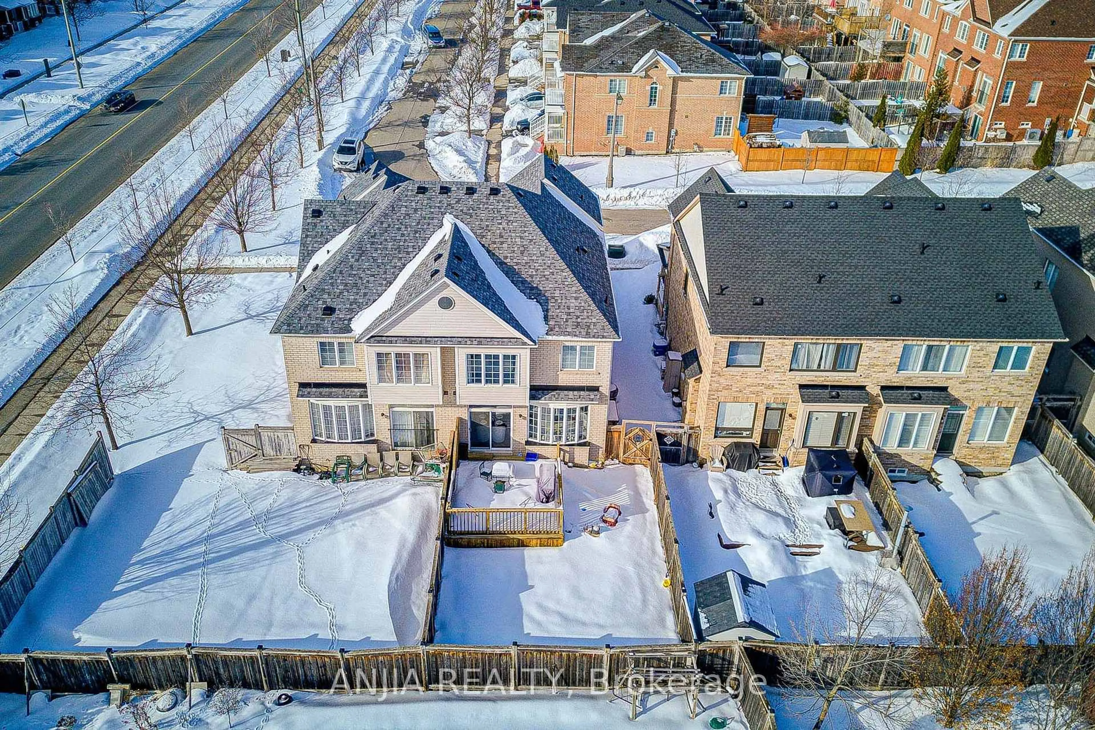 A pic from outside/outdoor area/front of a property/back of a property/a pic from drone, unknown for 21 Firbank Lane, Whitchurch-Stouffville Ontario L4A 0K7