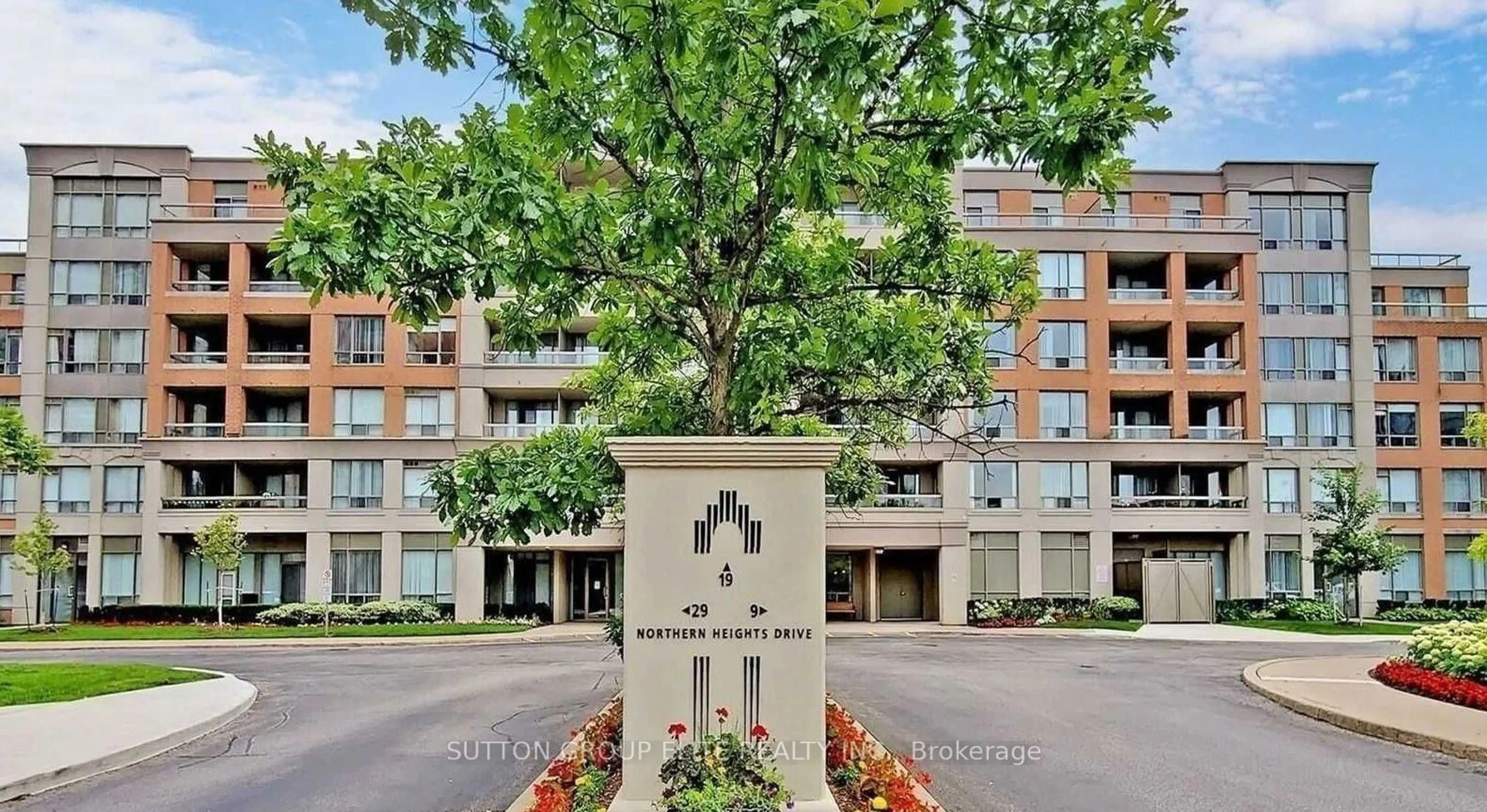 Indoor foyer for 19 Northern Heights Dr #514, Richmond Hill Ontario L4B 4M4
